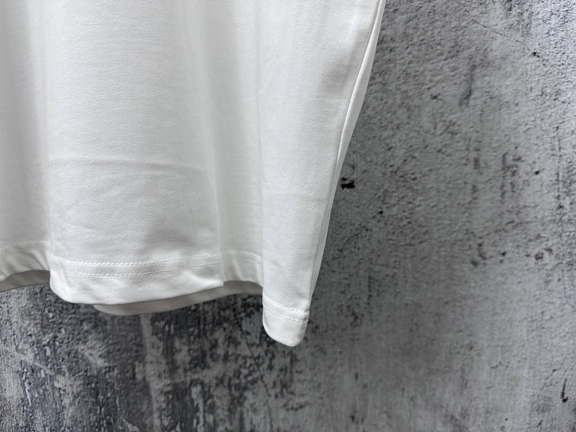 P100
【CELINE】赛琳字母logo胶片情侣款短袖T恤
采用高成本280克双股双纱纯棉面料 
厚实挺阔 立体os剪裁版型 
时尚百搭 网红同款 匠心款 简约中透漏着时尚的气息 男女同款
原版主麦水洗吊牌防潮纸包装👍
颜色：黑色 白色
尺码：XS-L