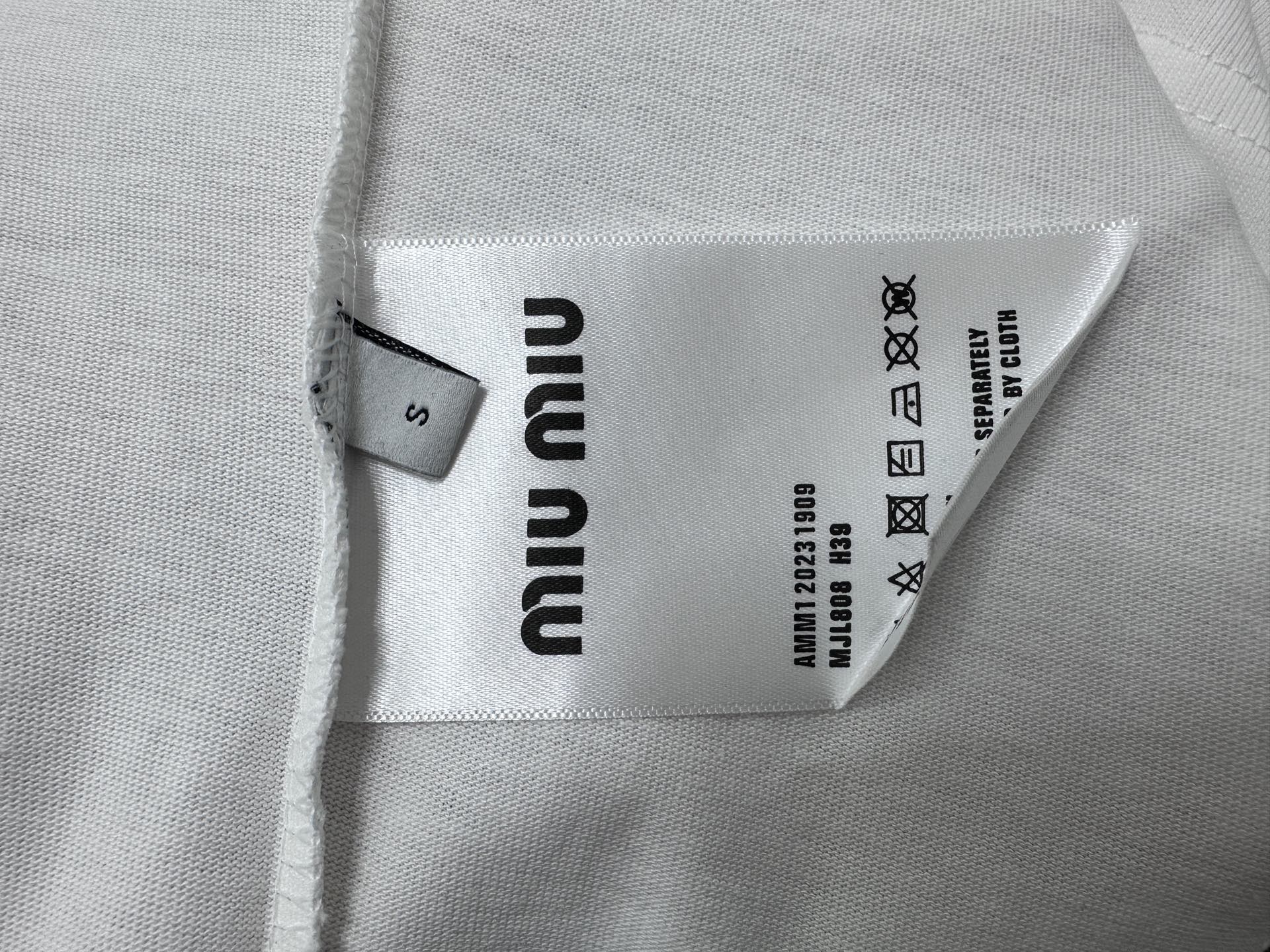 P100
【Miu Miu】谬谬25ss新款字母T恤
采用260g双沙棉 简洁线条上脱颖而出，这要归功于其标志性。凭借其精致、简约的风格，不分性别衣柜中的必备单品。
尺码：XS-L