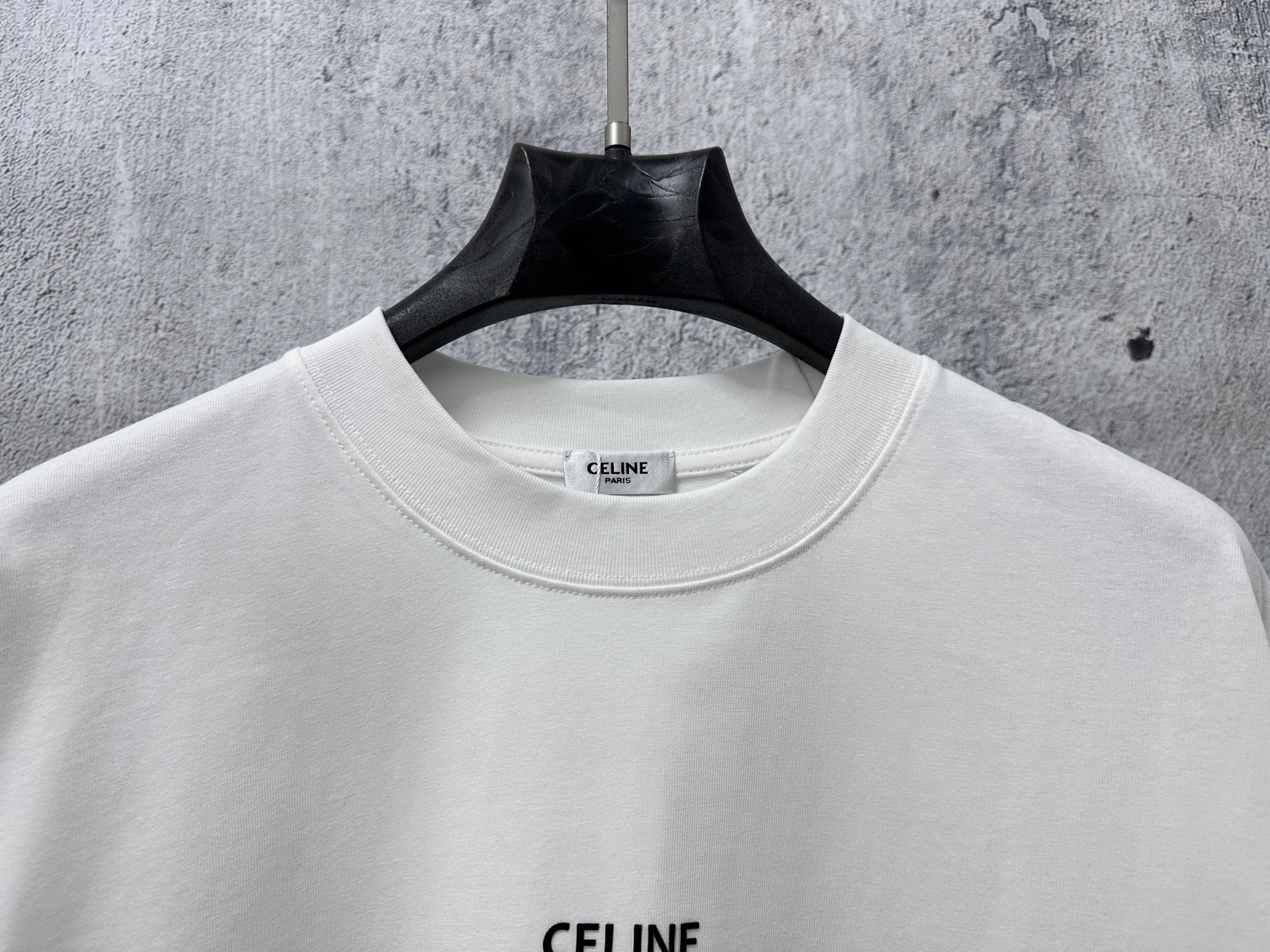 P100
【CELINE】赛琳字母logo印花情侣款短袖T恤
采用高成本280克双股双纱纯棉面料 
厚实挺阔 立体os剪裁版型 
时尚百搭 网红同款 匠心款 简约中透漏着时尚的气息 男女同款
原版主麦水洗吊牌防潮纸包装👍
颜色：黑色 白色
尺码：XS-L