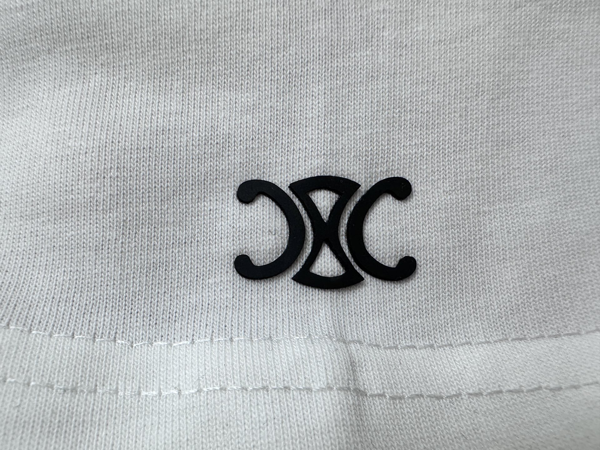 P100
【CELINE】赛琳字母logo印花情侣款短袖T恤
采用高成本280克双股双纱纯棉面料 
厚实挺阔 立体os剪裁版型 
时尚百搭 网红同款 匠心款 简约中透漏着时尚的气息 男女同款
原版主麦水洗吊牌防潮纸包装👍
颜色：黑色 白色
尺码：XS-L