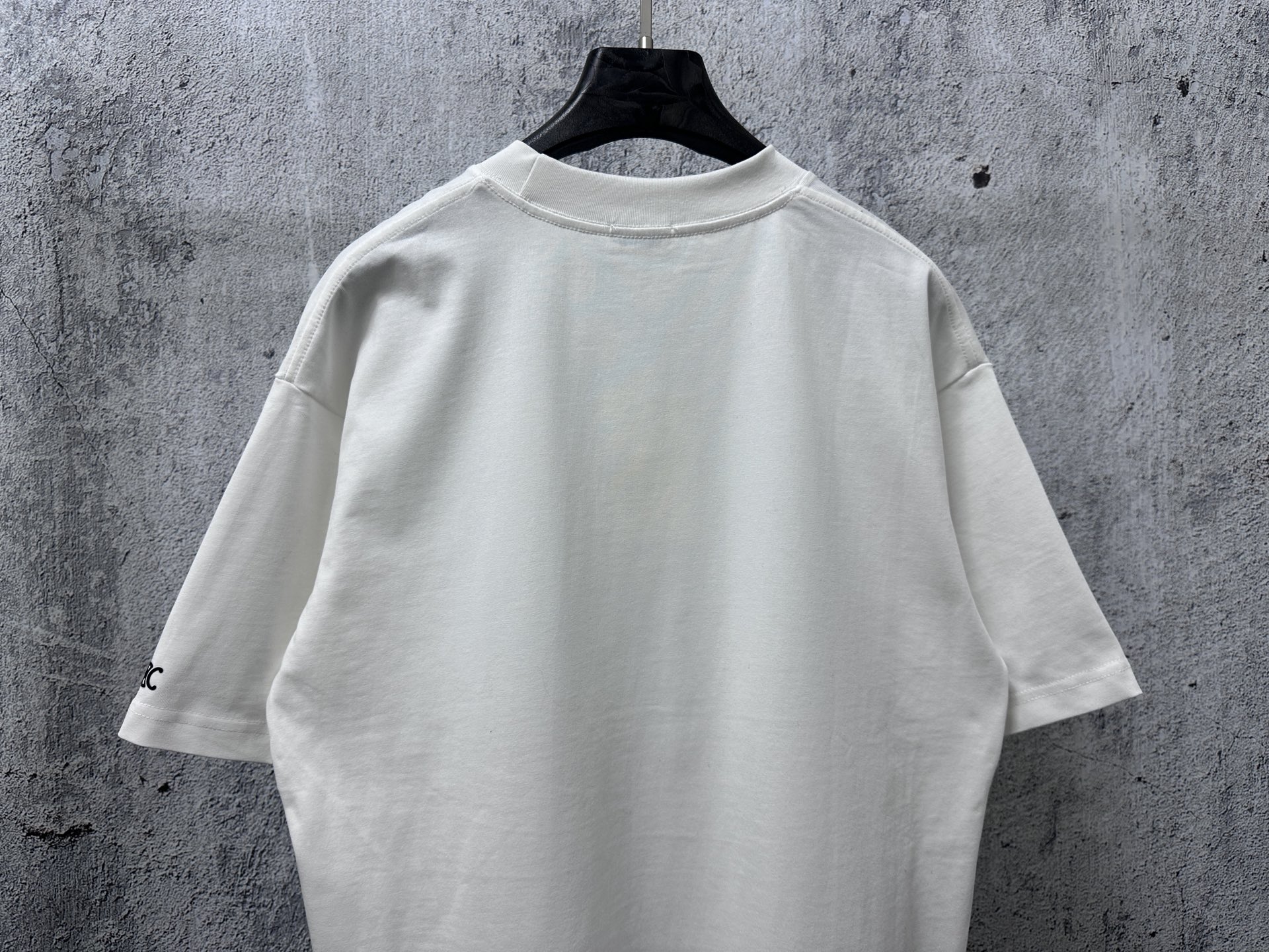 P100
【CELINE】赛琳字母logo印花情侣款短袖T恤
采用高成本280克双股双纱纯棉面料 
厚实挺阔 立体os剪裁版型 
时尚百搭 网红同款 匠心款 简约中透漏着时尚的气息 男女同款
原版主麦水洗吊牌防潮纸包装👍
颜色：黑色 白色
尺码：XS-L