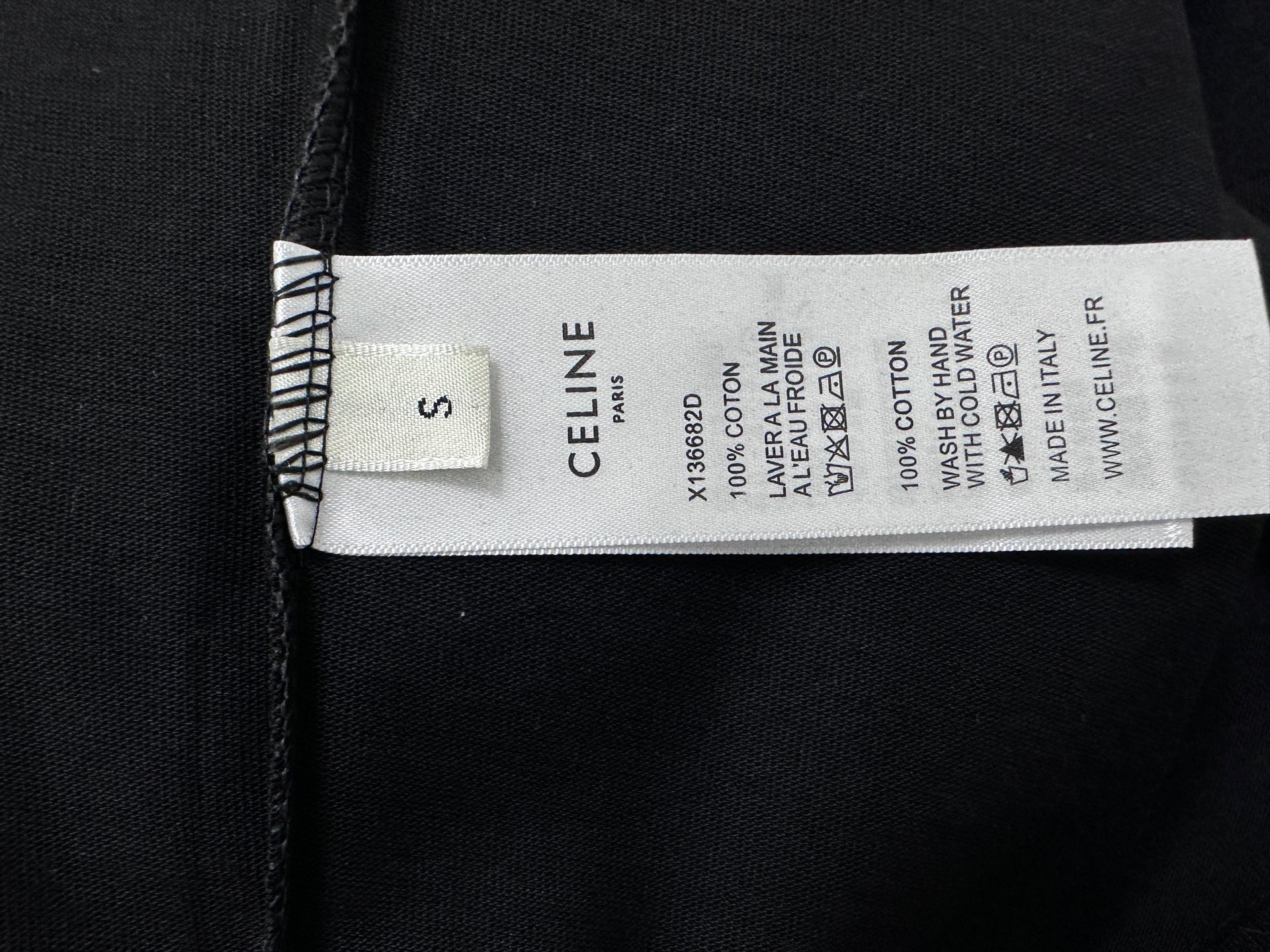 P100
【CELINE】赛琳字母logo印花情侣款短袖T恤
采用高成本280克双股双纱纯棉面料 
厚实挺阔 立体os剪裁版型 
时尚百搭 网红同款 匠心款 简约中透漏着时尚的气息 男女同款
原版主麦水洗吊牌防潮纸包装👍
颜色：黑色 白色
尺码：XS-L