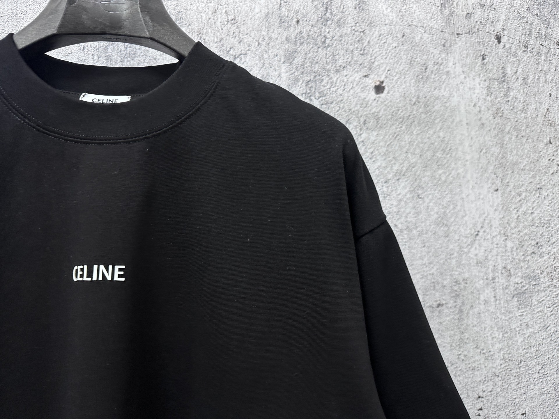 P100
【CELINE】赛琳字母logo印花情侣款短袖T恤
采用高成本280克双股双纱纯棉面料 
厚实挺阔 立体os剪裁版型 
时尚百搭 网红同款 匠心款 简约中透漏着时尚的气息 男女同款
原版主麦水洗吊牌防潮纸包装👍
颜色：黑色 白色
尺码：XS-L