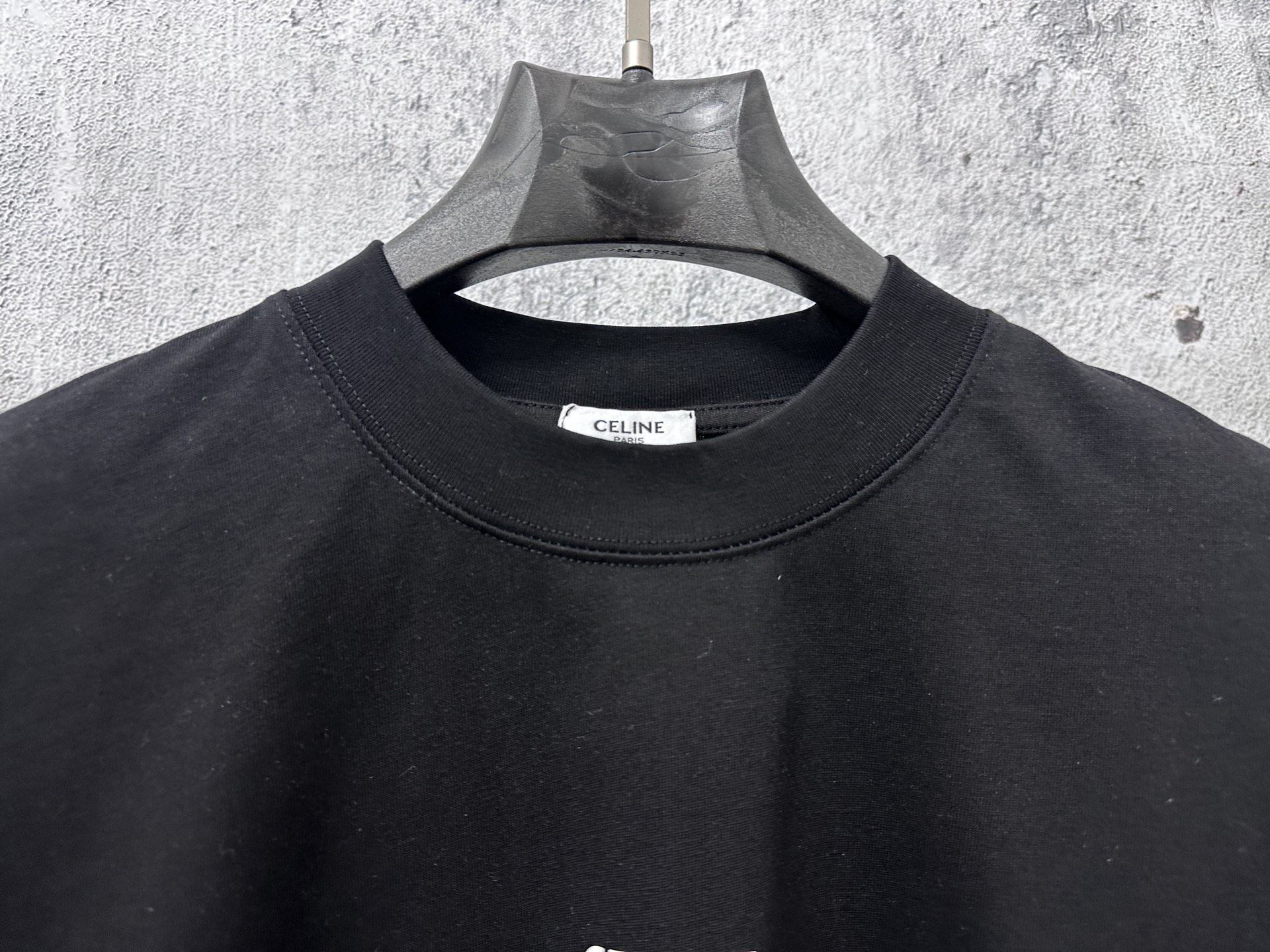 P100
【CELINE】赛琳字母logo印花情侣款短袖T恤
采用高成本280克双股双纱纯棉面料 
厚实挺阔 立体os剪裁版型 
时尚百搭 网红同款 匠心款 简约中透漏着时尚的气息 男女同款
原版主麦水洗吊牌防潮纸包装👍
颜色：黑色 白色
尺码：XS-L