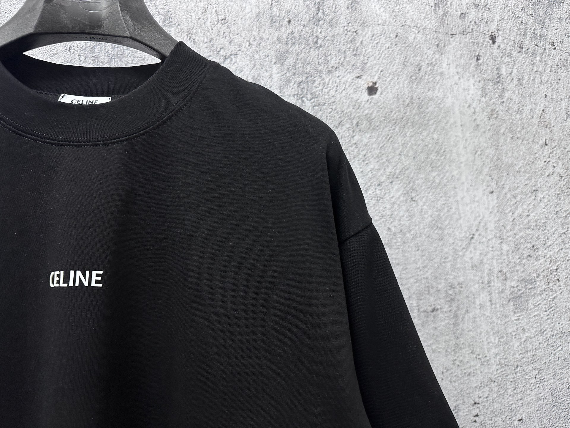 P100
【CELINE】赛琳字母logo印花情侣款短袖T恤
采用高成本280克双股双纱纯棉面料 
厚实挺阔 立体os剪裁版型 
时尚百搭 网红同款 匠心款 简约中透漏着时尚的气息 男女同款
原版主麦水洗吊牌防潮纸包装👍
颜色：黑色 白色
尺码：XS-L