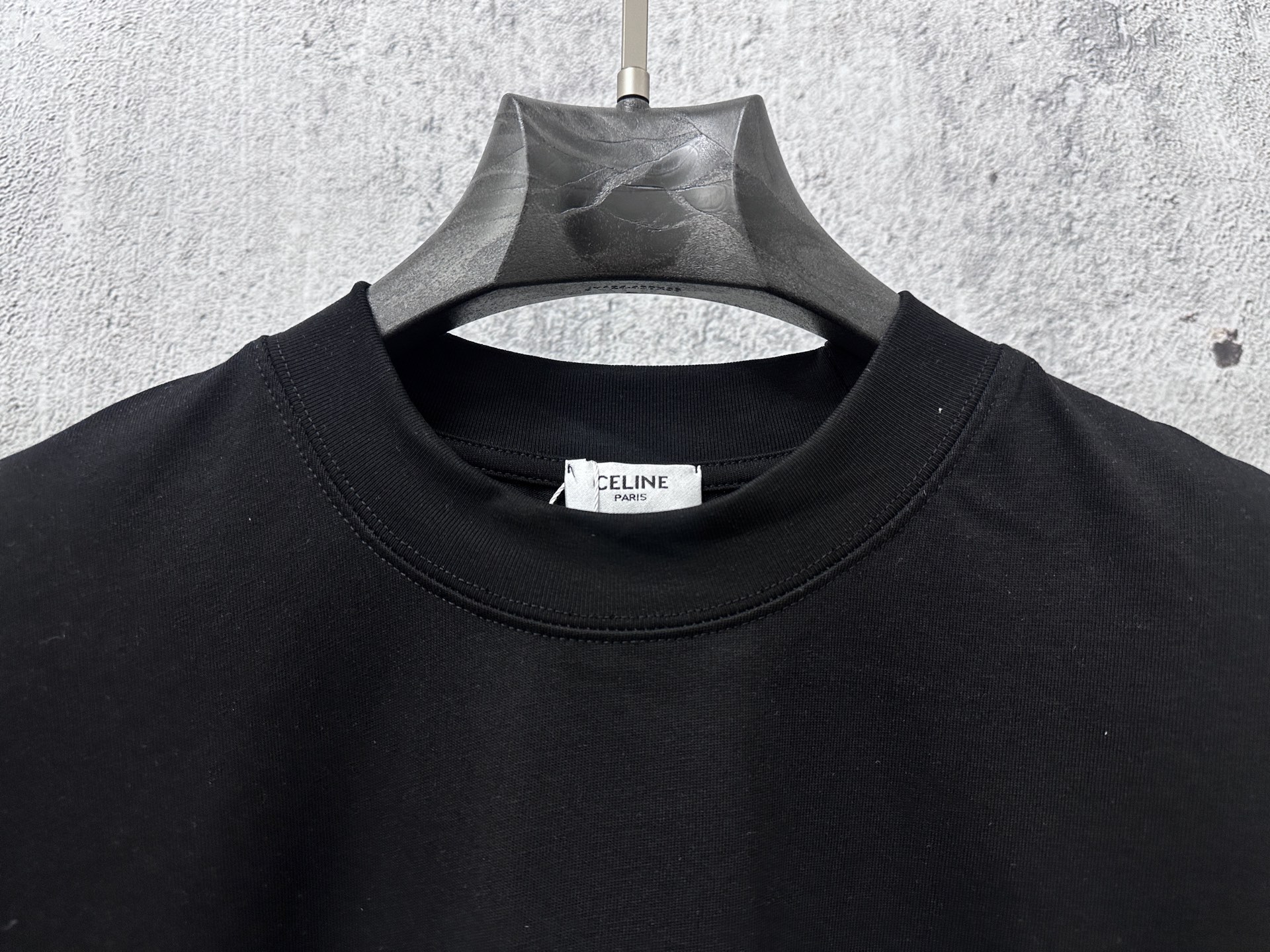 P100
【CELINE】赛琳字母logo印花情侣款短袖T恤
采用高成本280克双股双纱纯棉面料 
厚实挺阔 立体os剪裁版型 
时尚百搭 网红同款 匠心款 简约中透漏着时尚的气息 男女同款
原版主麦水洗吊牌防潮纸包装👍
颜色：黑色 白色
尺码：XS-L