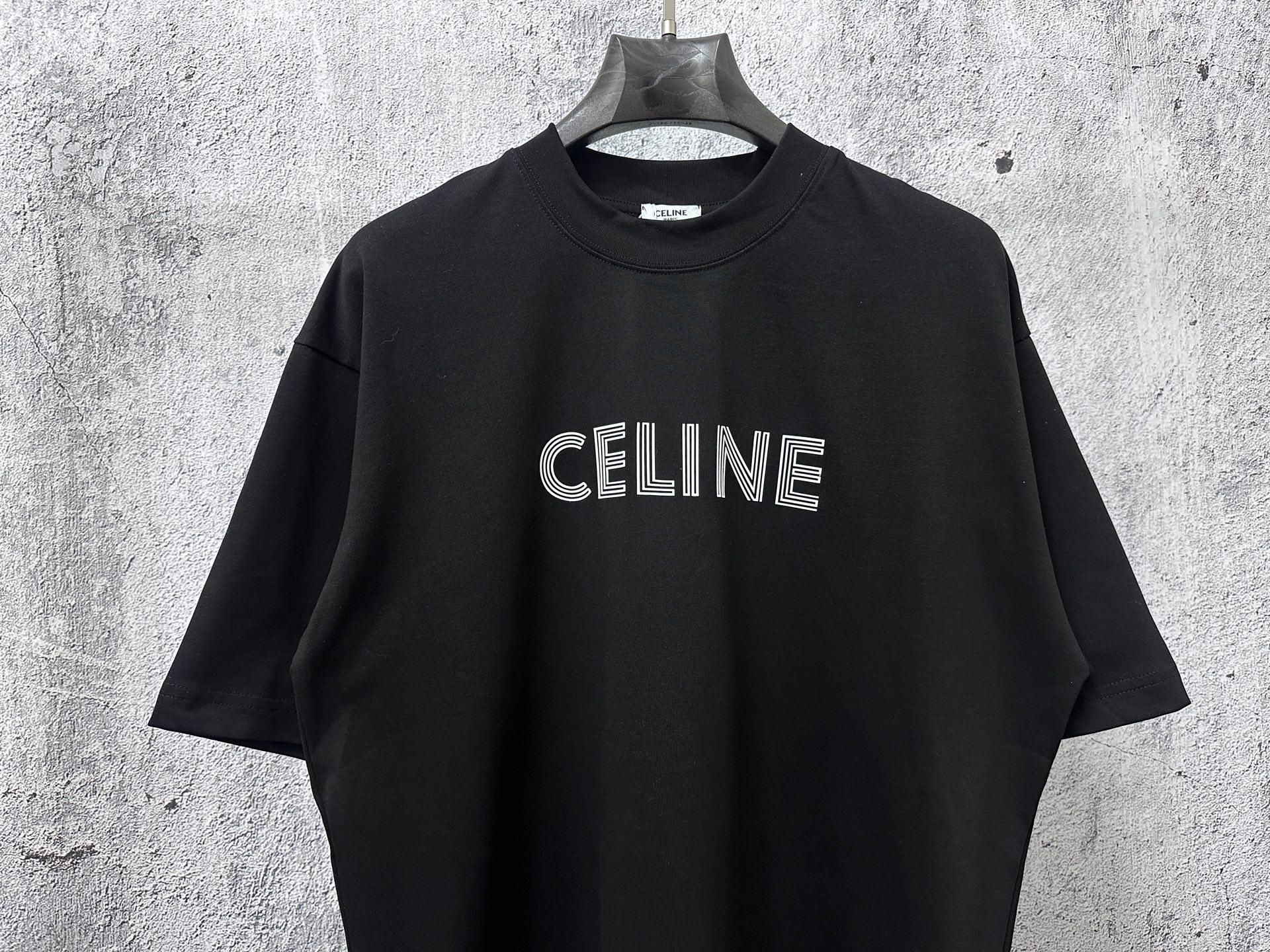 P100
【CELINE】赛琳字母logo印花情侣款短袖T恤
采用高成本280克双股双纱纯棉面料 
厚实挺阔 立体os剪裁版型 
时尚百搭 网红同款 匠心款 简约中透漏着时尚的气息 男女同款
原版主麦水洗吊牌防潮纸包装👍
颜色：黑色 白色
尺码：XS-L