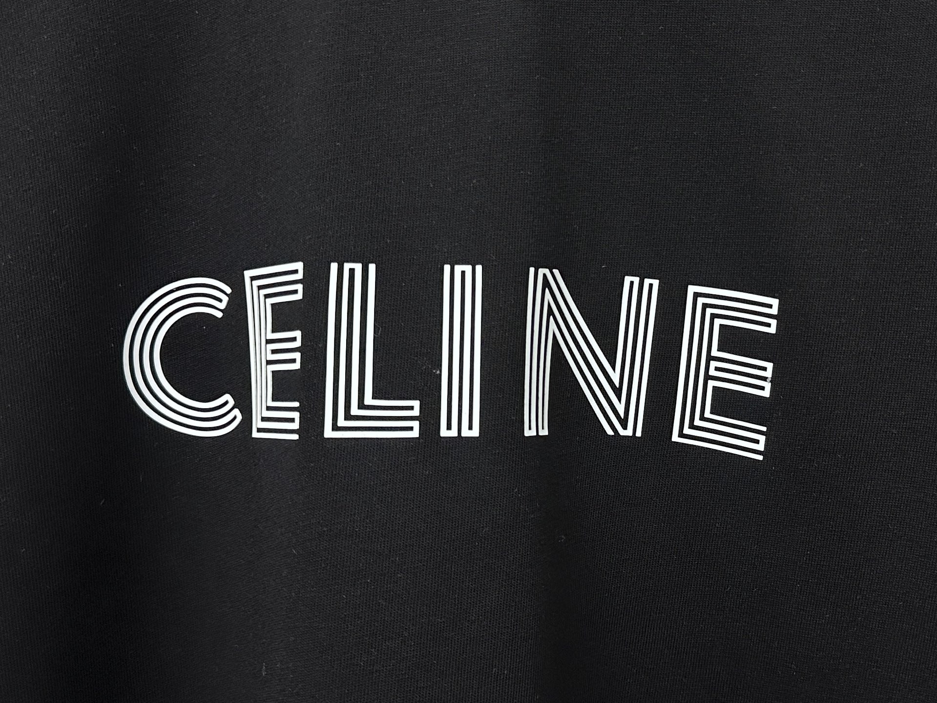 P100
【CELINE】赛琳字母logo印花情侣款短袖T恤
采用高成本280克双股双纱纯棉面料 
厚实挺阔 立体os剪裁版型 
时尚百搭 网红同款 匠心款 简约中透漏着时尚的气息 男女同款
原版主麦水洗吊牌防潮纸包装👍
颜色：黑色 白色
尺码：XS-L