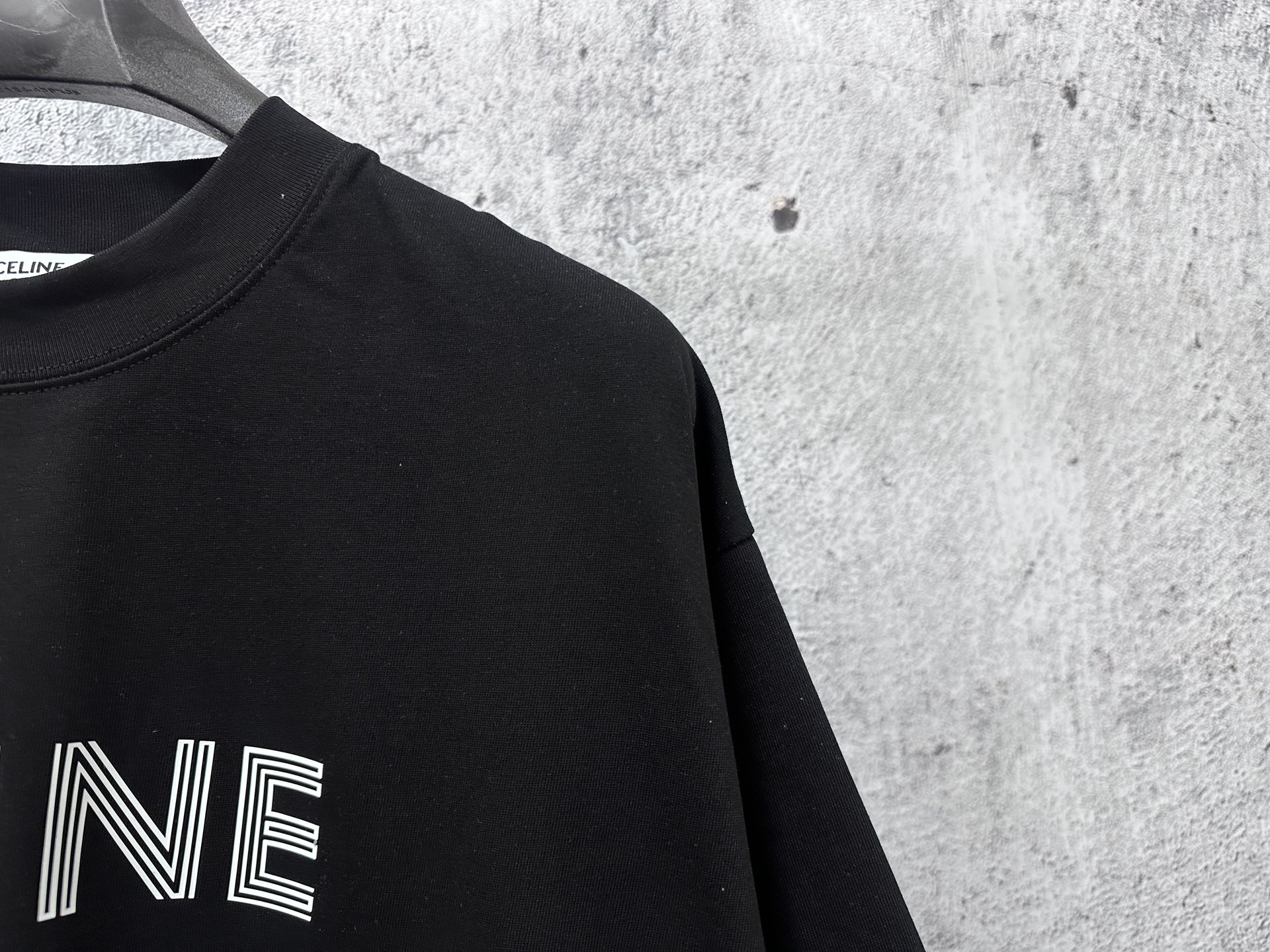 P100
【CELINE】赛琳字母logo印花情侣款短袖T恤
采用高成本280克双股双纱纯棉面料 
厚实挺阔 立体os剪裁版型 
时尚百搭 网红同款 匠心款 简约中透漏着时尚的气息 男女同款
原版主麦水洗吊牌防潮纸包装👍
颜色：黑色 白色
尺码：XS-L