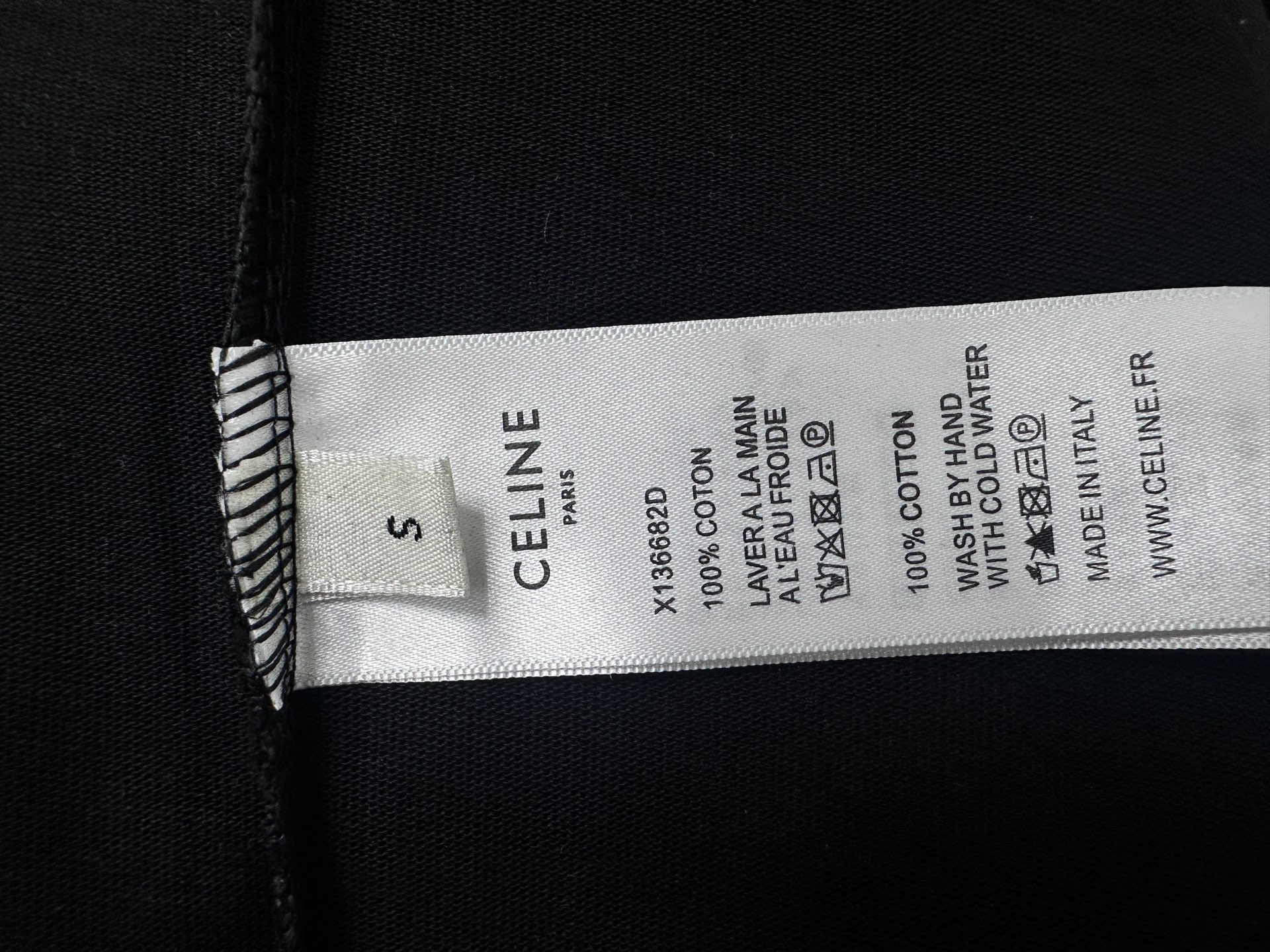 P100
【CELINE】赛琳字母logo柳钉情侣款短袖T恤
采用高成本280克双股双纱纯棉面料 
厚实挺阔 立体os剪裁版型 
时尚百搭 网红同款 匠心款 简约中透漏着时尚的气息 男女同款
原版主麦水洗吊牌防潮纸包装👍
颜色：黑色 白色
尺码：XS-L
