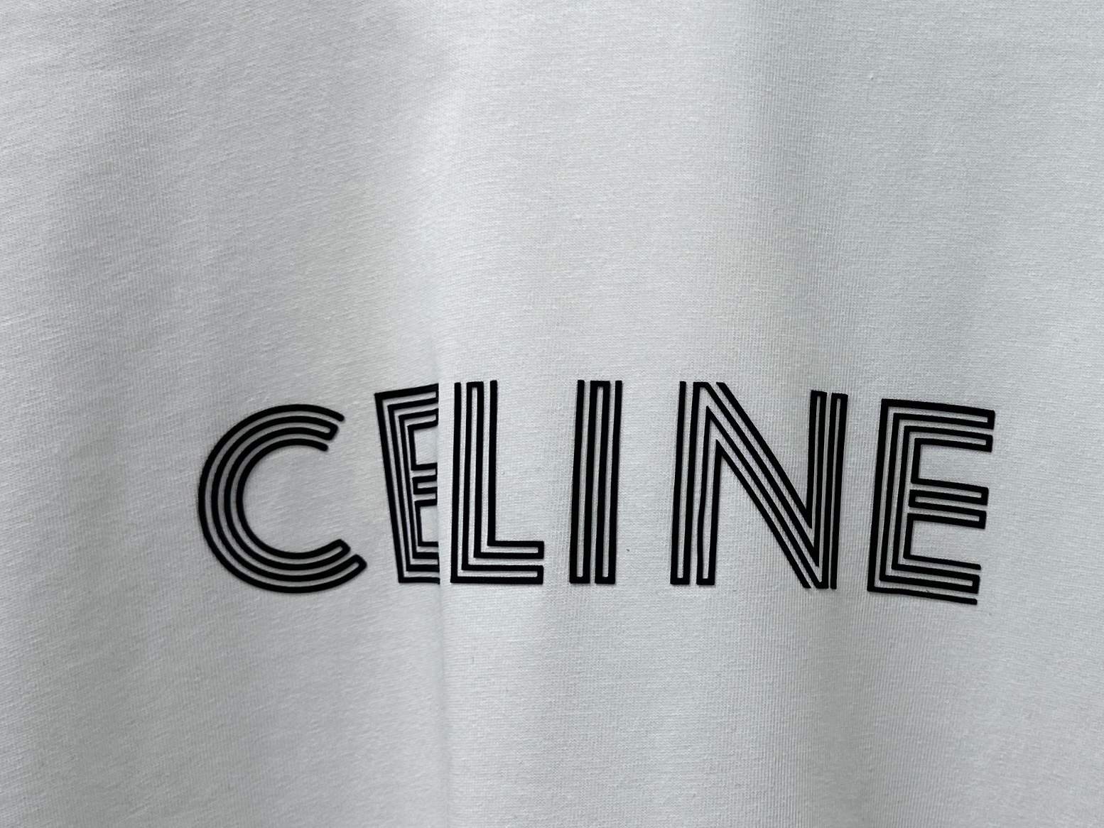 P100
【CELINE】赛琳字母logo印花情侣款短袖T恤
采用高成本280克双股双纱纯棉面料 
厚实挺阔 立体os剪裁版型 
时尚百搭 网红同款 匠心款 简约中透漏着时尚的气息 男女同款
原版主麦水洗吊牌防潮纸包装👍
颜色：黑色 白色
尺码：XS-L