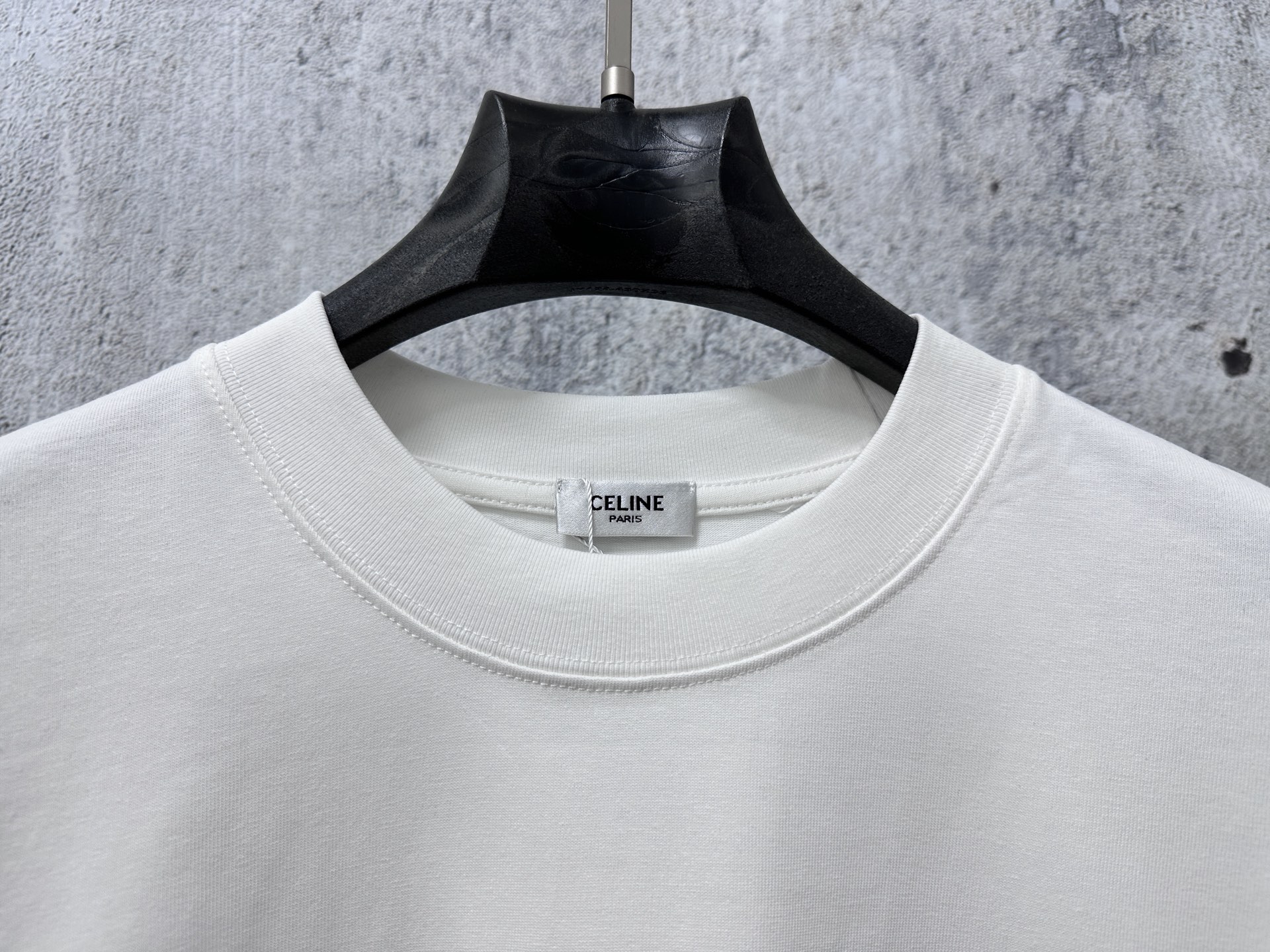 P100
【CELINE】赛琳字母logo印花情侣款短袖T恤
采用高成本280克双股双纱纯棉面料 
厚实挺阔 立体os剪裁版型 
时尚百搭 网红同款 匠心款 简约中透漏着时尚的气息 男女同款
原版主麦水洗吊牌防潮纸包装👍
颜色：黑色 白色
尺码：XS-L