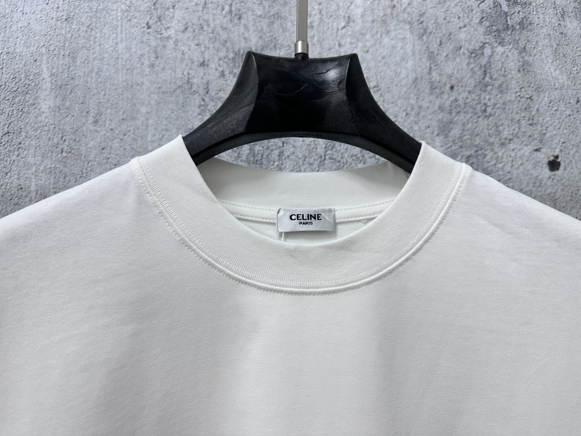 P100
【CELINE】赛琳字母logo印花情侣款短袖T恤
采用高成本280克双股双纱纯棉面料 
厚实挺阔 立体os剪裁版型 
时尚百搭 网红同款 匠心款 简约中透漏着时尚的气息 男女同款
原版主麦水洗吊牌防潮纸包装👍
颜色：黑色 白色
尺码：XS-L