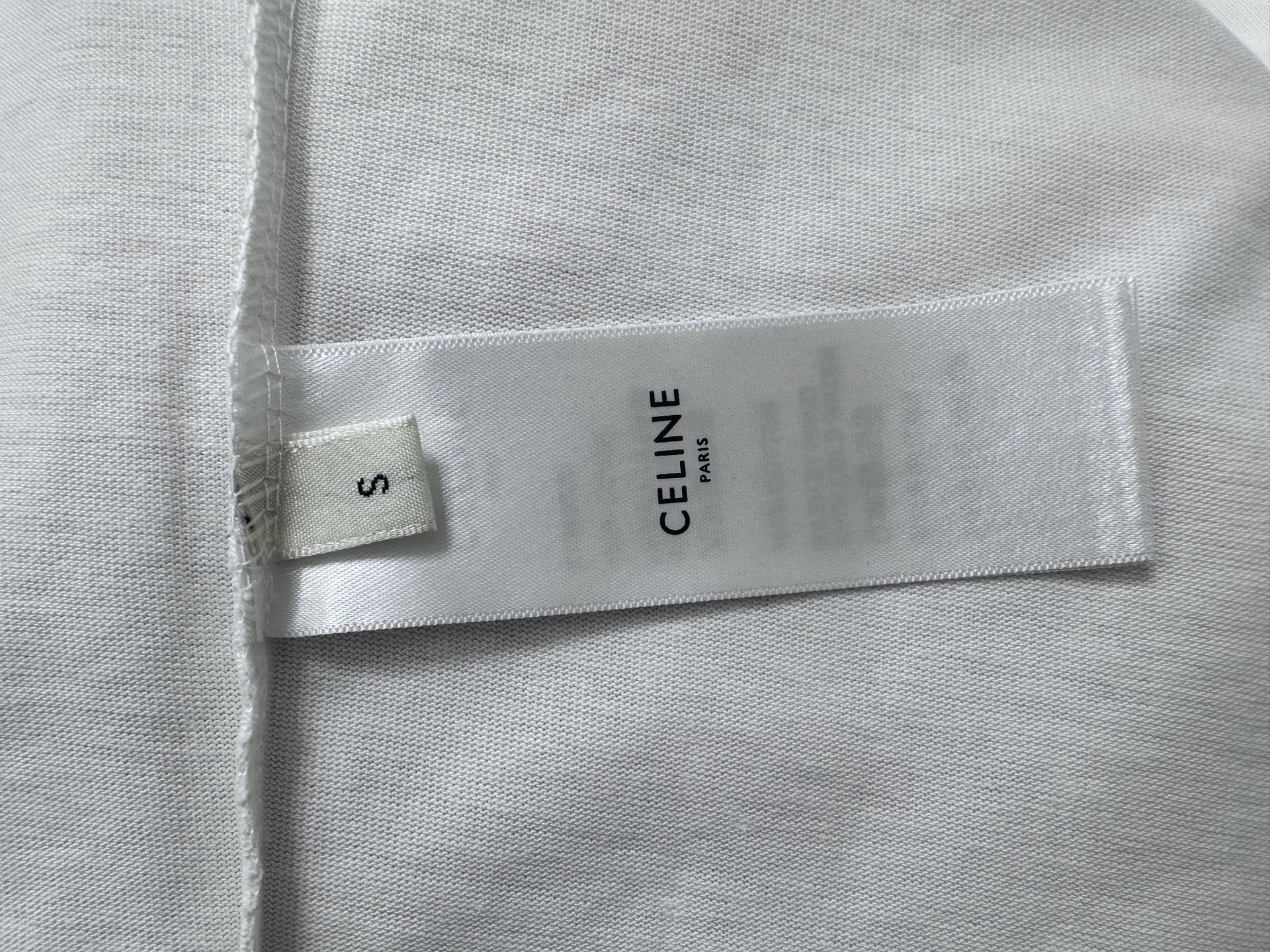 P100
【CELINE】赛琳字母logo胶片情侣款短袖T恤
采用高成本280克双股双纱纯棉面料 
厚实挺阔 立体os剪裁版型 
时尚百搭 网红同款 匠心款 简约中透漏着时尚的气息 男女同款
原版主麦水洗吊牌防潮纸包装👍
颜色：黑色 白色
尺码：XS-L