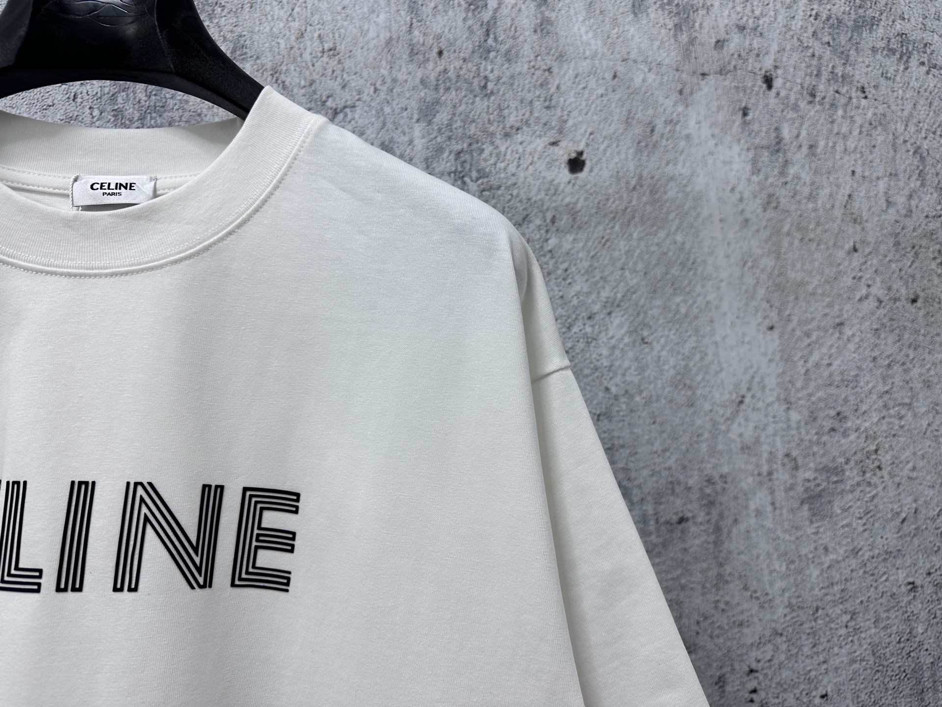 P100
【CELINE】赛琳字母logo印花情侣款短袖T恤
采用高成本280克双股双纱纯棉面料 
厚实挺阔 立体os剪裁版型 
时尚百搭 网红同款 匠心款 简约中透漏着时尚的气息 男女同款
原版主麦水洗吊牌防潮纸包装👍
颜色：黑色 白色
尺码：XS-L