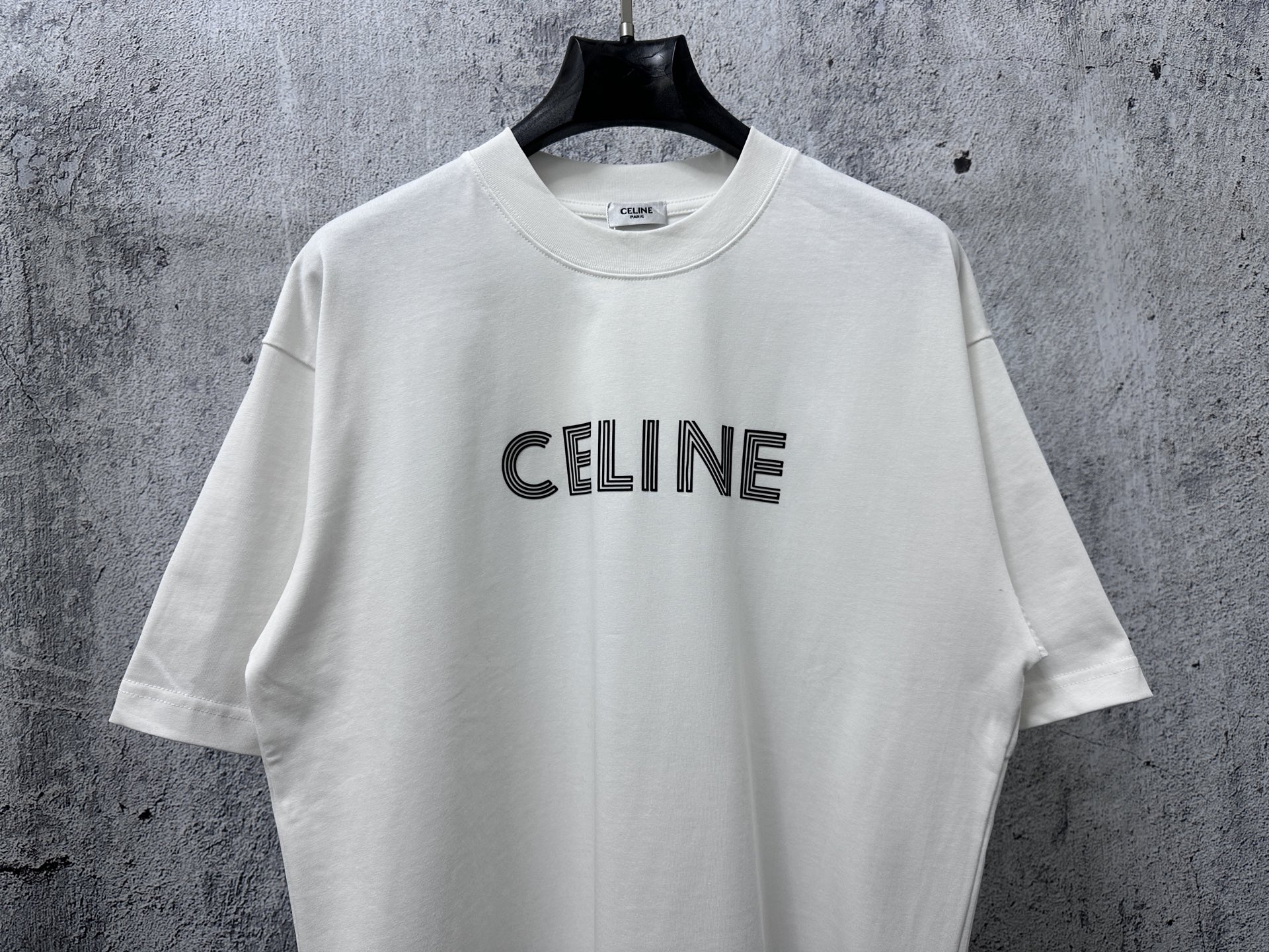 P100
【CELINE】赛琳字母logo印花情侣款短袖T恤
采用高成本280克双股双纱纯棉面料 
厚实挺阔 立体os剪裁版型 
时尚百搭 网红同款 匠心款 简约中透漏着时尚的气息 男女同款
原版主麦水洗吊牌防潮纸包装👍
颜色：黑色 白色
尺码：XS-L