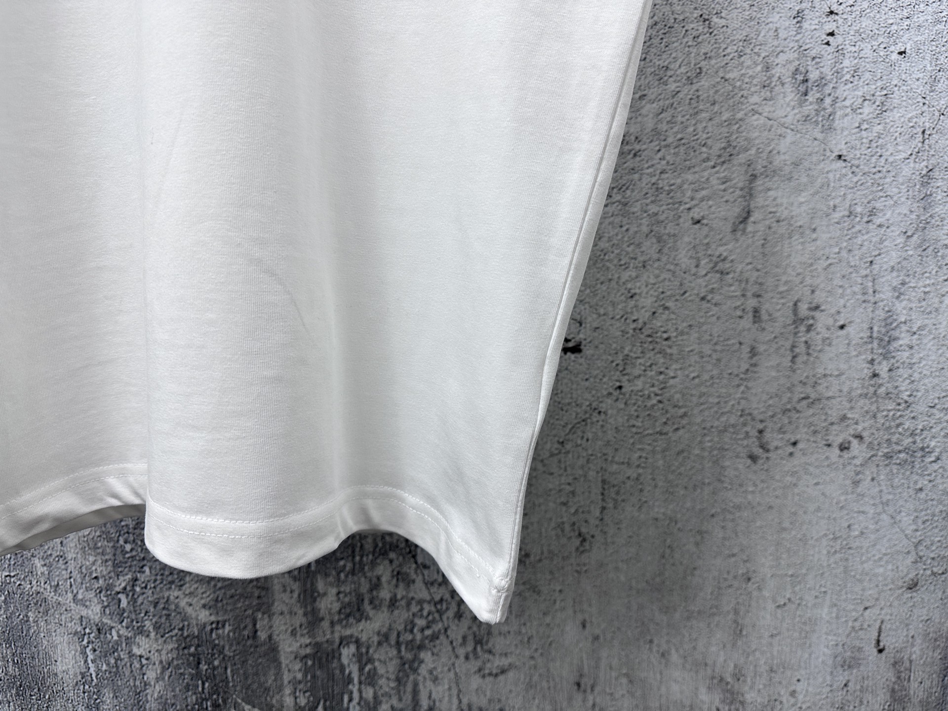 P100
【CELINE】赛琳字母logo虚线发泡情侣款短袖T恤
采用高成本280克双股双纱纯棉面料 
厚实挺阔 立体os剪裁版型 
时尚百搭 网红同款 匠心款 简约中透漏着时尚的气息 男女同款
原版主麦水洗吊牌防潮纸包装👍
颜色：黑色 白色
尺码：XS-L