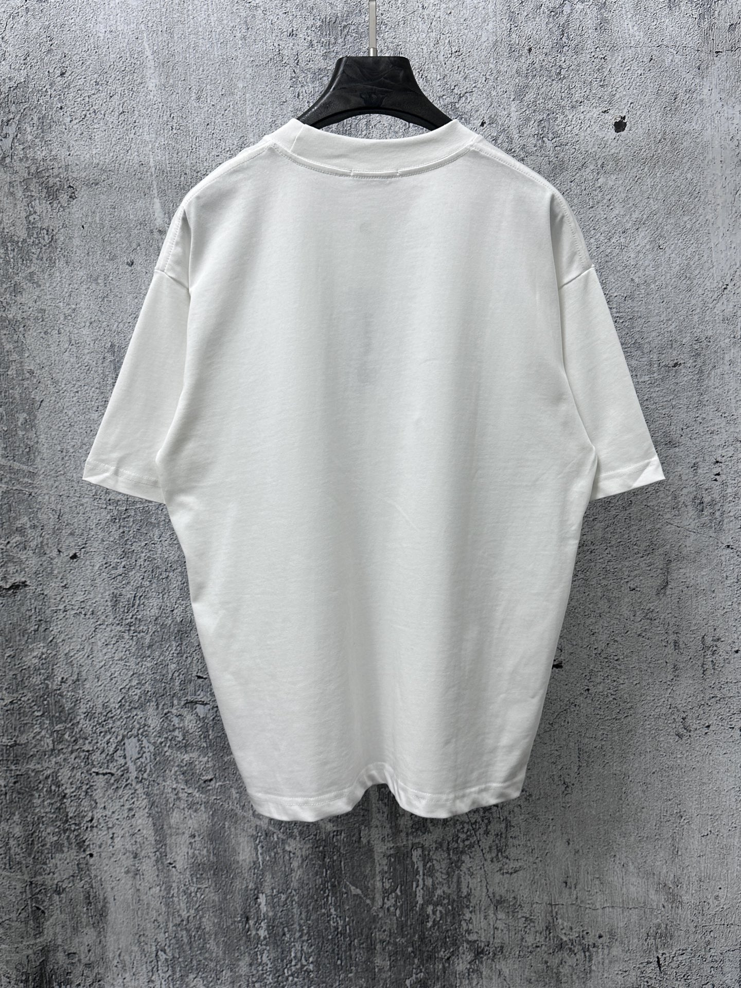 P100
【CELINE】赛琳字母logo印花情侣款短袖T恤
采用高成本280克双股双纱纯棉面料 
厚实挺阔 立体os剪裁版型 
时尚百搭 网红同款 匠心款 简约中透漏着时尚的气息 男女同款
原版主麦水洗吊牌防潮纸包装👍
颜色：黑色 白色
尺码：XS-L