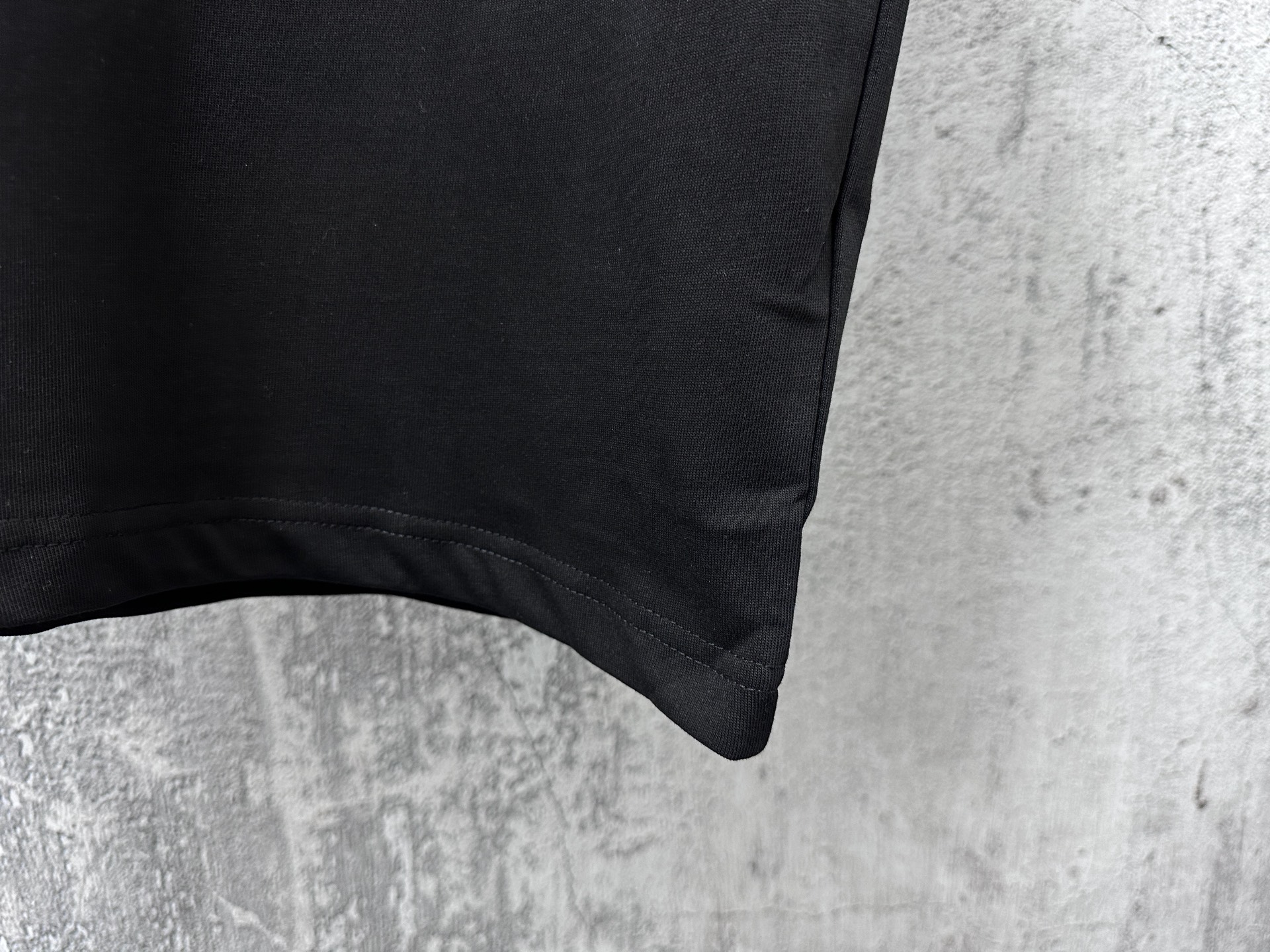 P100
【CELINE】赛琳字母logo柳钉情侣款短袖T恤
采用高成本280克双股双纱纯棉面料 
厚实挺阔 立体os剪裁版型 
时尚百搭 网红同款 匠心款 简约中透漏着时尚的气息 男女同款
原版主麦水洗吊牌防潮纸包装👍
颜色：黑色 白色
尺码：XS-L