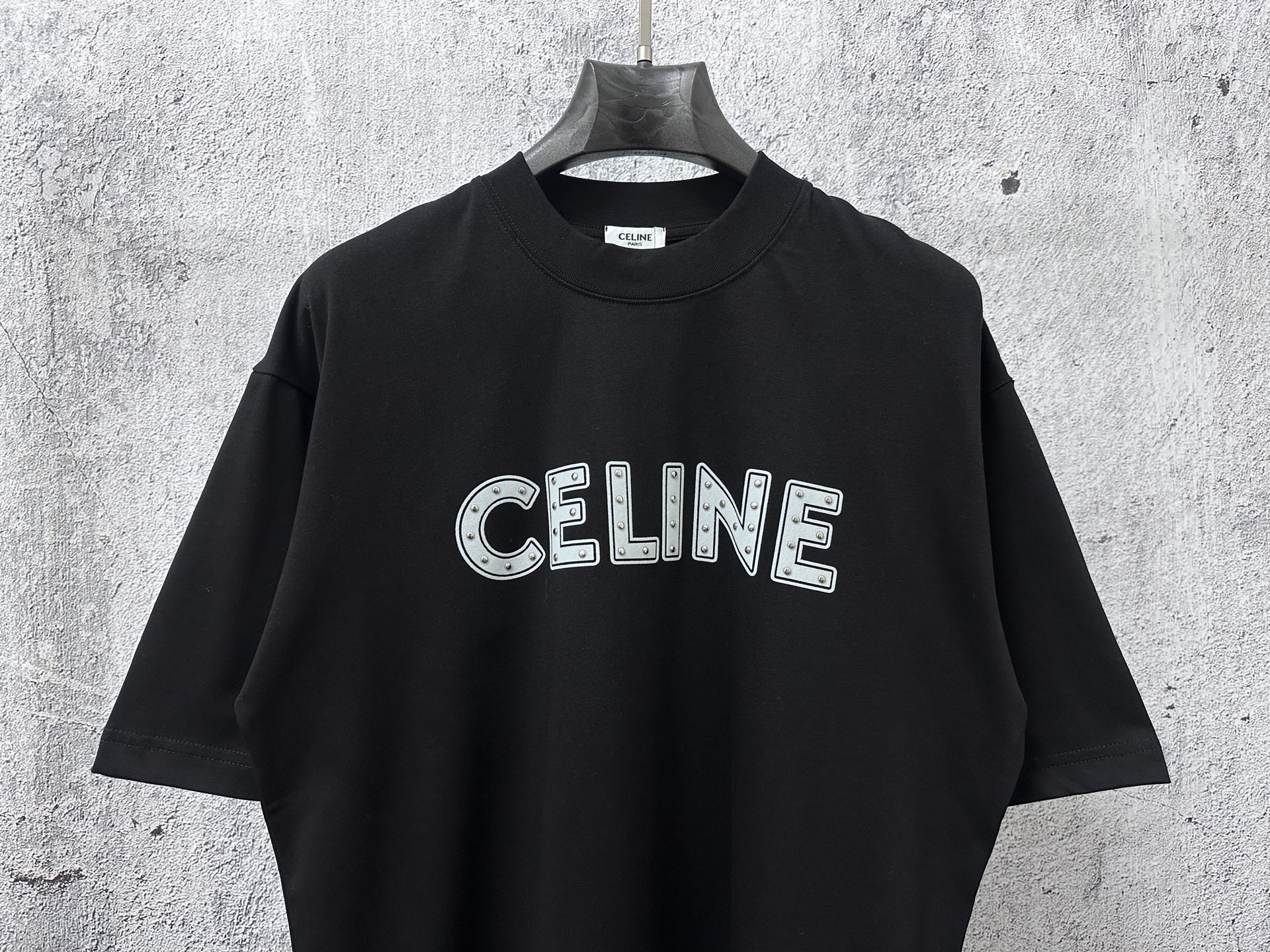 P100
【CELINE】赛琳字母logo柳钉情侣款短袖T恤
采用高成本280克双股双纱纯棉面料 
厚实挺阔 立体os剪裁版型 
时尚百搭 网红同款 匠心款 简约中透漏着时尚的气息 男女同款
原版主麦水洗吊牌防潮纸包装👍
颜色：黑色 白色
尺码：XS-L
