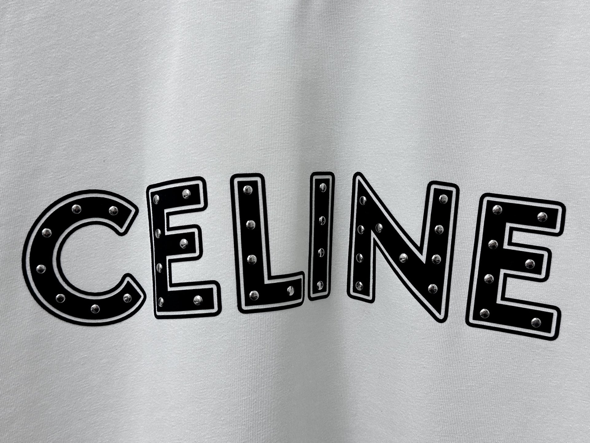 P100
【CELINE】赛琳字母logo柳钉情侣款短袖T恤
采用高成本280克双股双纱纯棉面料 
厚实挺阔 立体os剪裁版型 
时尚百搭 网红同款 匠心款 简约中透漏着时尚的气息 男女同款
原版主麦水洗吊牌防潮纸包装👍
颜色：黑色 白色
尺码：XS-L