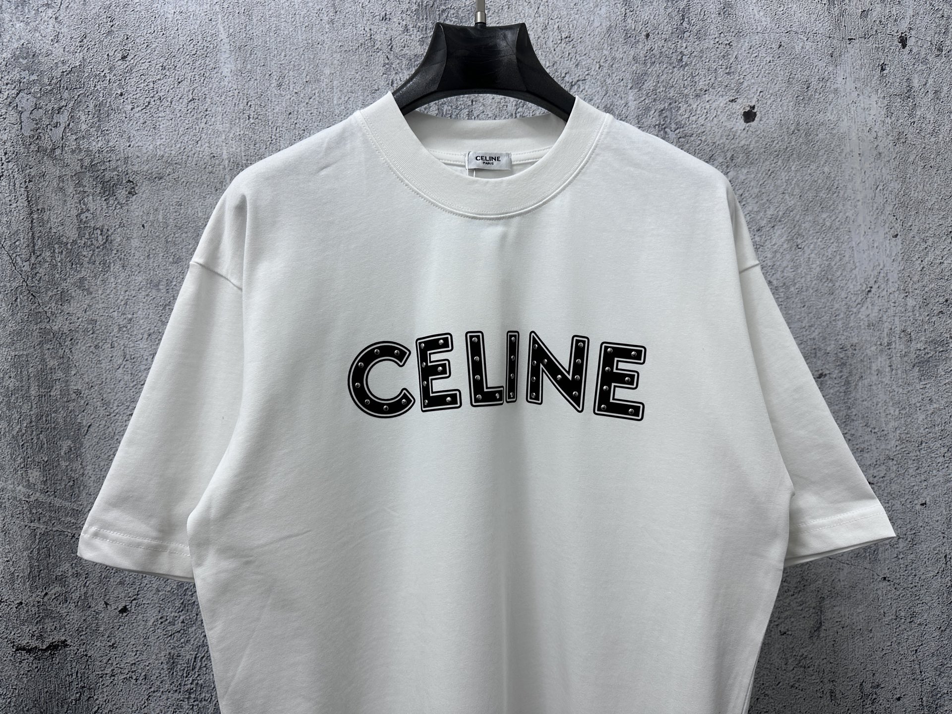 P100
【CELINE】赛琳字母logo柳钉情侣款短袖T恤
采用高成本280克双股双纱纯棉面料 
厚实挺阔 立体os剪裁版型 
时尚百搭 网红同款 匠心款 简约中透漏着时尚的气息 男女同款
原版主麦水洗吊牌防潮纸包装👍
颜色：黑色 白色
尺码：XS-L