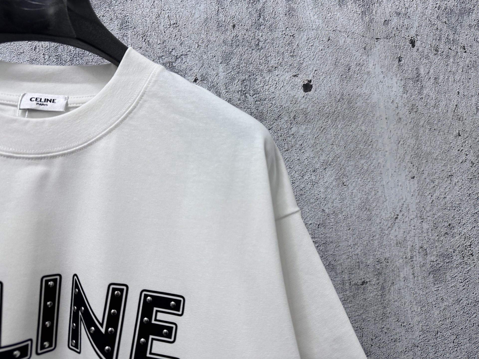 P100
【CELINE】赛琳字母logo柳钉情侣款短袖T恤
采用高成本280克双股双纱纯棉面料 
厚实挺阔 立体os剪裁版型 
时尚百搭 网红同款 匠心款 简约中透漏着时尚的气息 男女同款
原版主麦水洗吊牌防潮纸包装👍
颜色：黑色 白色
尺码：XS-L