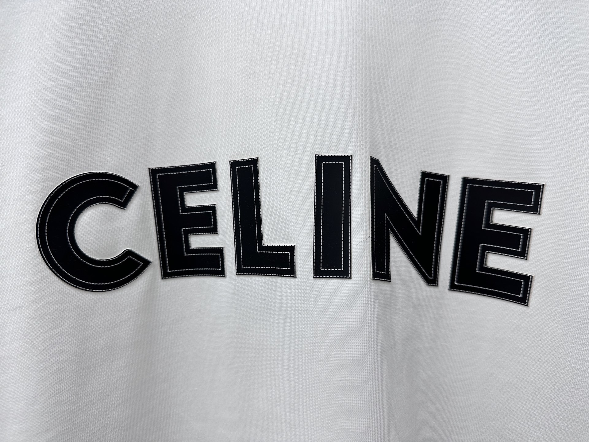 P100
【CELINE】赛琳字母logo虚线发泡情侣款短袖T恤
采用高成本280克双股双纱纯棉面料 
厚实挺阔 立体os剪裁版型 
时尚百搭 网红同款 匠心款 简约中透漏着时尚的气息 男女同款
原版主麦水洗吊牌防潮纸包装👍
颜色：黑色 白色
尺码：XS-L