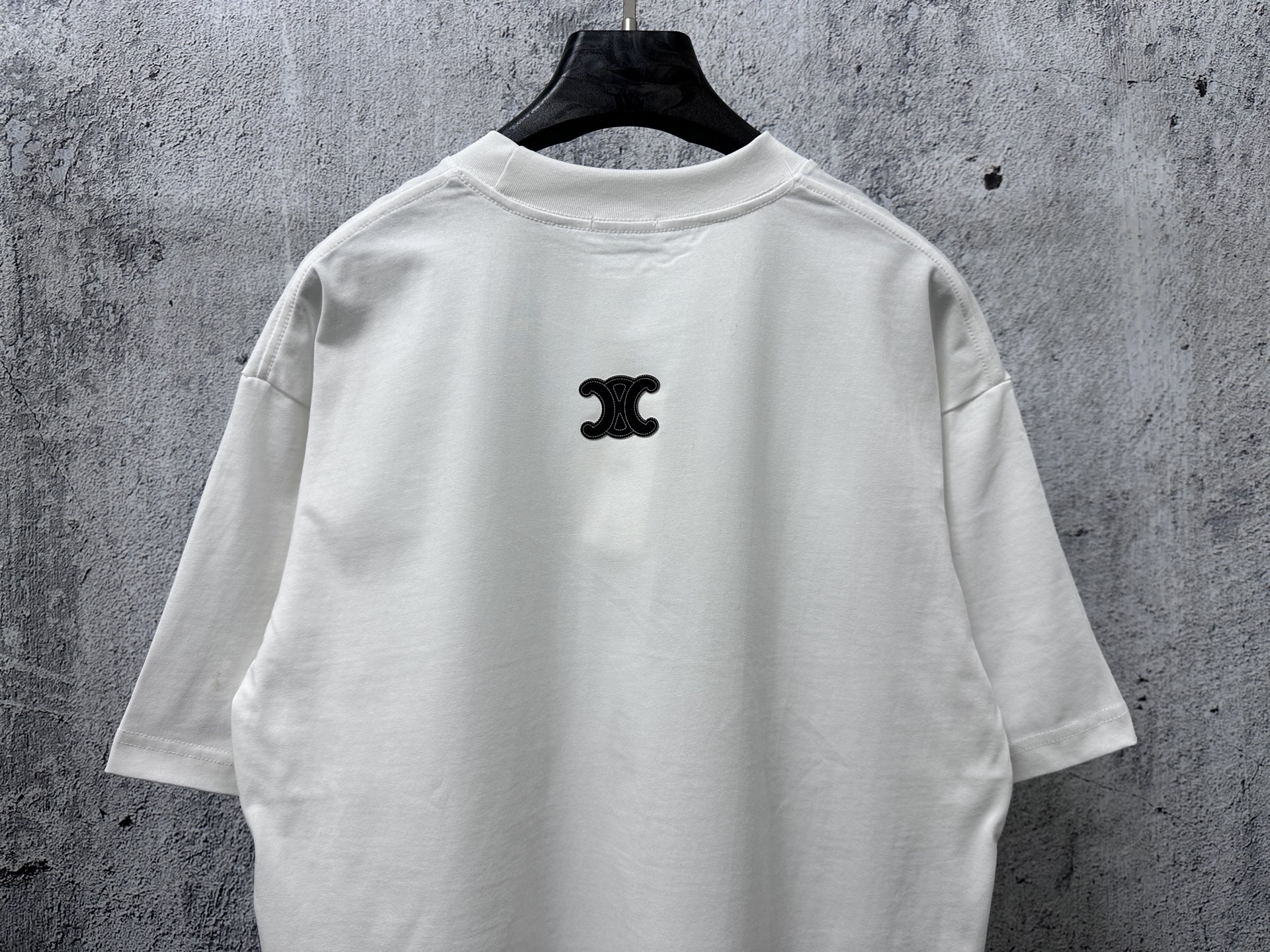 P100
【CELINE】赛琳字母logo虚线发泡情侣款短袖T恤
采用高成本280克双股双纱纯棉面料 
厚实挺阔 立体os剪裁版型 
时尚百搭 网红同款 匠心款 简约中透漏着时尚的气息 男女同款
原版主麦水洗吊牌防潮纸包装👍
颜色：黑色 白色
尺码：XS-L