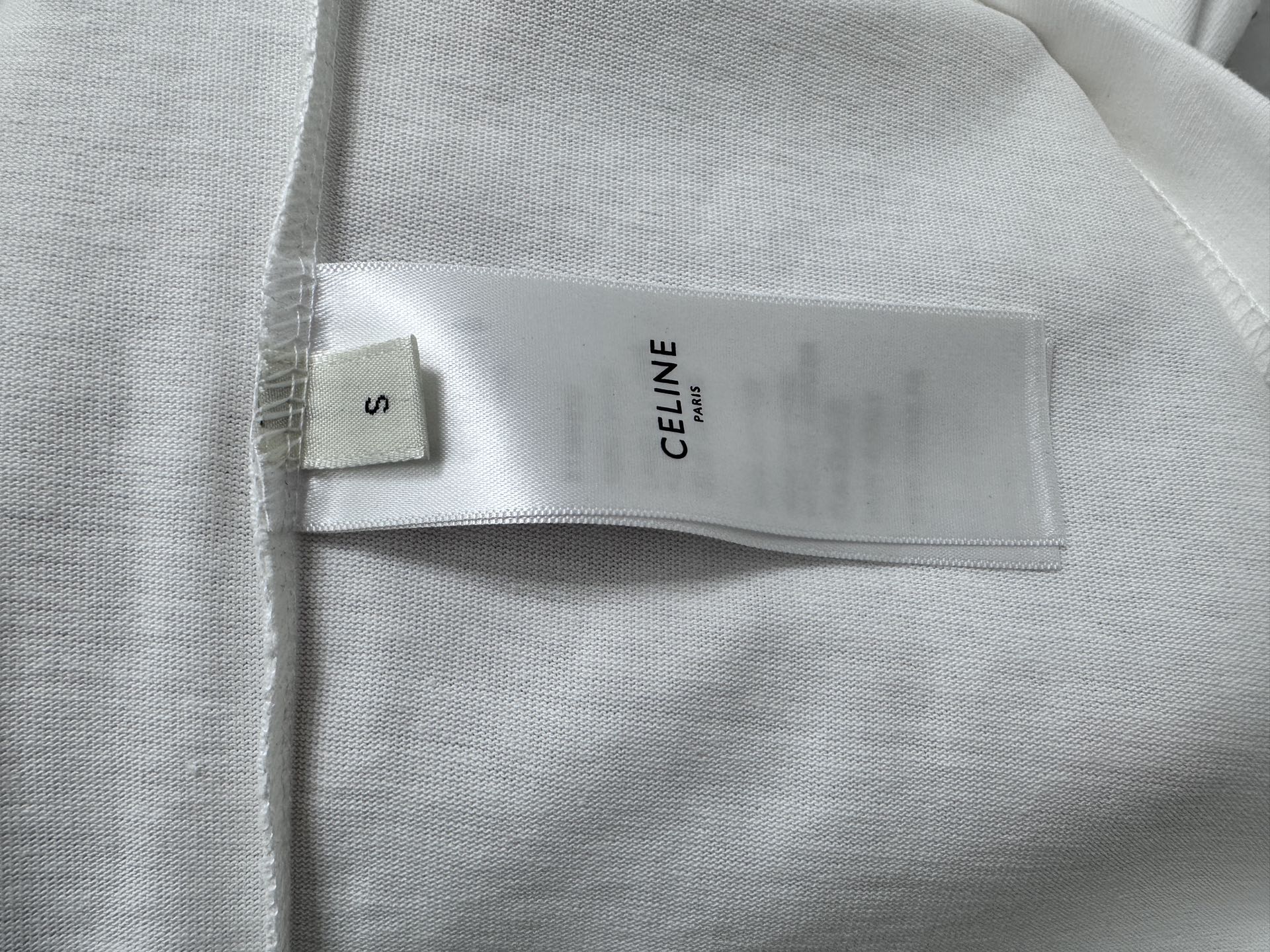 P100
【CELINE】赛琳字母logo虚线发泡情侣款短袖T恤
采用高成本280克双股双纱纯棉面料 
厚实挺阔 立体os剪裁版型 
时尚百搭 网红同款 匠心款 简约中透漏着时尚的气息 男女同款
原版主麦水洗吊牌防潮纸包装👍
颜色：黑色 白色
尺码：XS-L