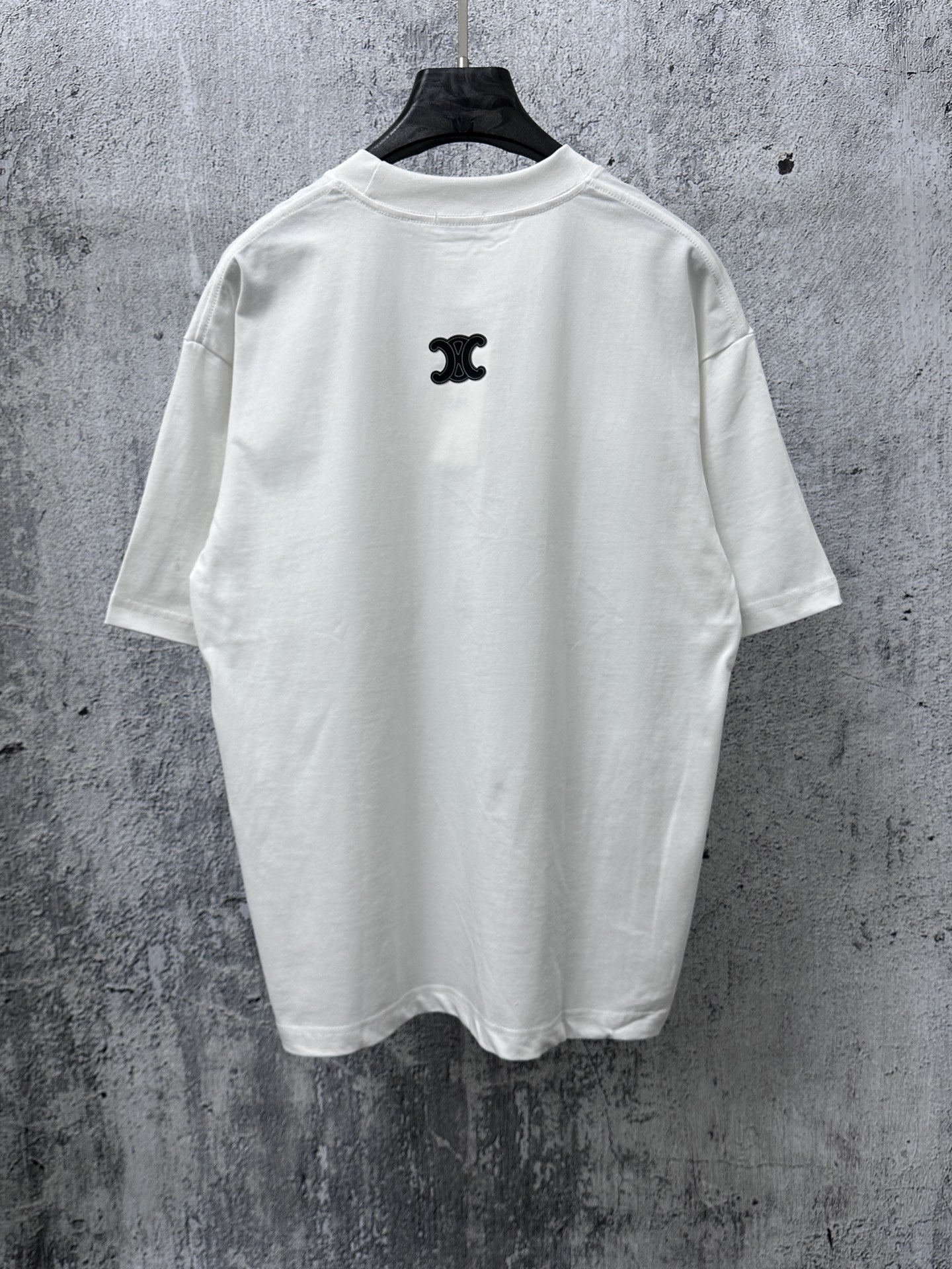 P100
【CELINE】赛琳字母logo虚线发泡情侣款短袖T恤
采用高成本280克双股双纱纯棉面料 
厚实挺阔 立体os剪裁版型 
时尚百搭 网红同款 匠心款 简约中透漏着时尚的气息 男女同款
原版主麦水洗吊牌防潮纸包装👍
颜色：黑色 白色
尺码：XS-L