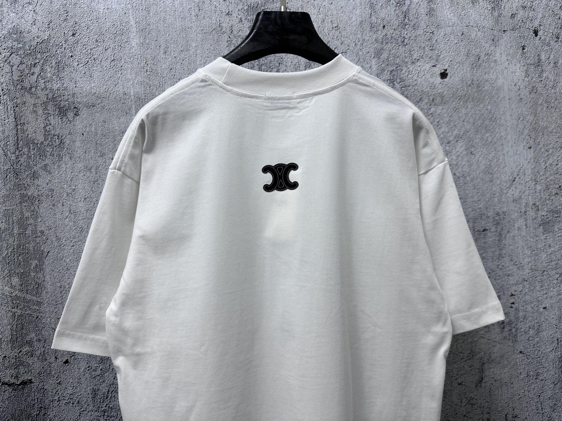 P100
【CELINE】赛琳字母logo虚线发泡情侣款短袖T恤
采用高成本280克双股双纱纯棉面料 
厚实挺阔 立体os剪裁版型 
时尚百搭 网红同款 匠心款 简约中透漏着时尚的气息 男女同款
原版主麦水洗吊牌防潮纸包装👍
颜色：黑色 白色
尺码：XS-L