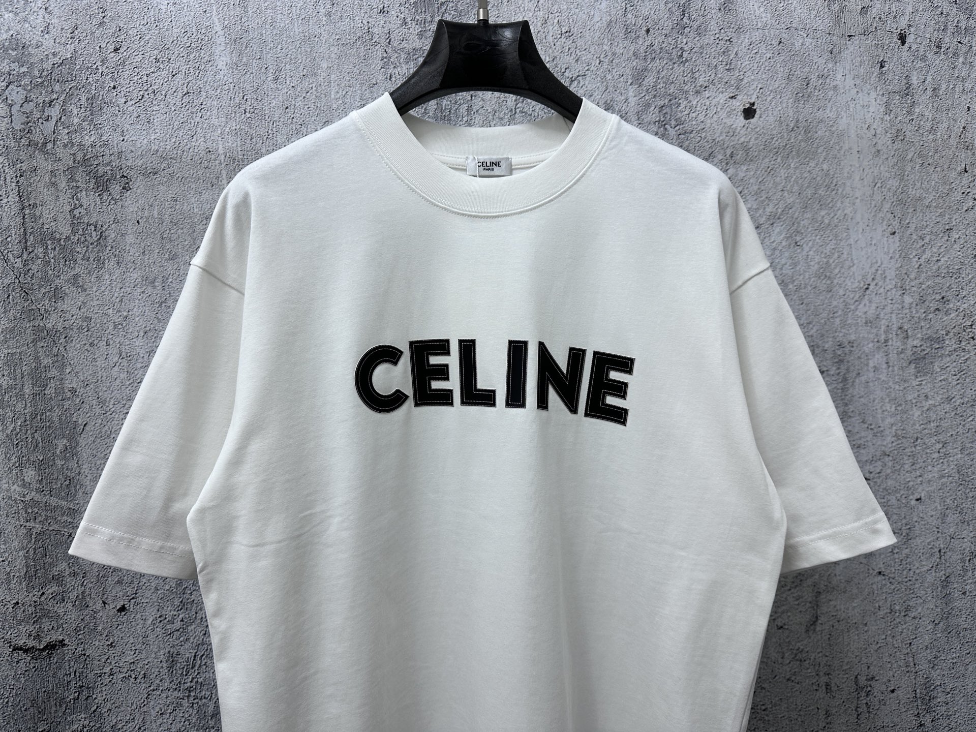 P100
【CELINE】赛琳字母logo虚线发泡情侣款短袖T恤
采用高成本280克双股双纱纯棉面料 
厚实挺阔 立体os剪裁版型 
时尚百搭 网红同款 匠心款 简约中透漏着时尚的气息 男女同款
原版主麦水洗吊牌防潮纸包装👍
颜色：黑色 白色
尺码：XS-L