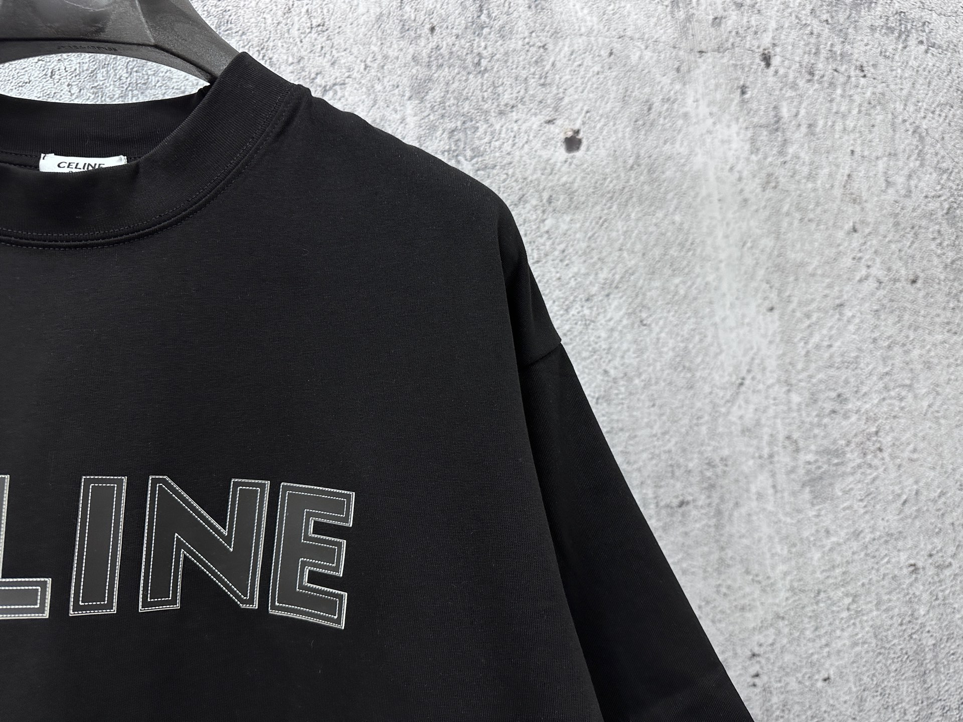 P100
【CELINE】赛琳字母logo虚线发泡情侣款短袖T恤
采用高成本280克双股双纱纯棉面料 
厚实挺阔 立体os剪裁版型 
时尚百搭 网红同款 匠心款 简约中透漏着时尚的气息 男女同款
原版主麦水洗吊牌防潮纸包装👍
颜色：黑色 白色
尺码：XS-L