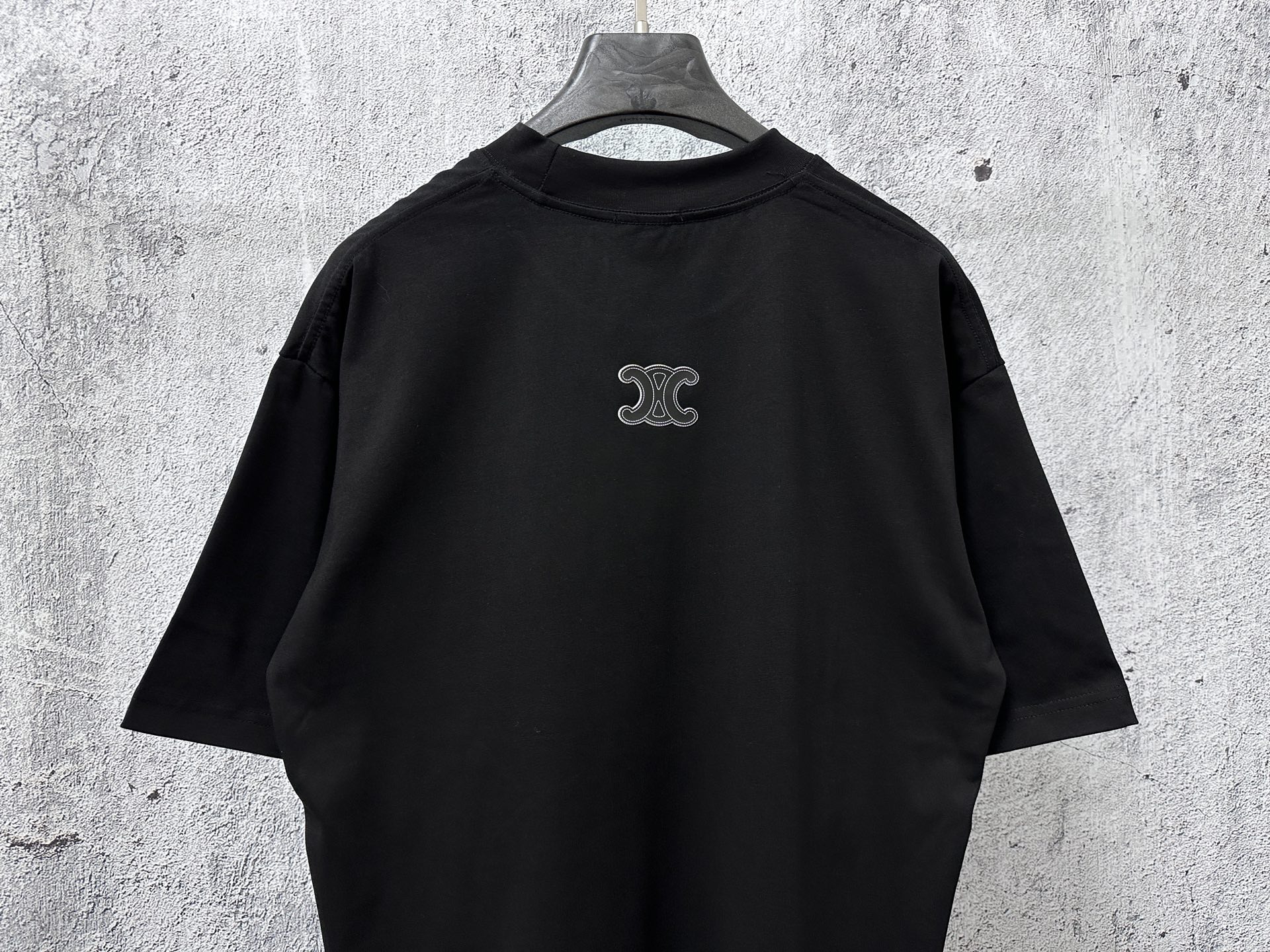 P100
【CELINE】赛琳字母logo虚线发泡情侣款短袖T恤
采用高成本280克双股双纱纯棉面料 
厚实挺阔 立体os剪裁版型 
时尚百搭 网红同款 匠心款 简约中透漏着时尚的气息 男女同款
原版主麦水洗吊牌防潮纸包装👍
颜色：黑色 白色
尺码：XS-L