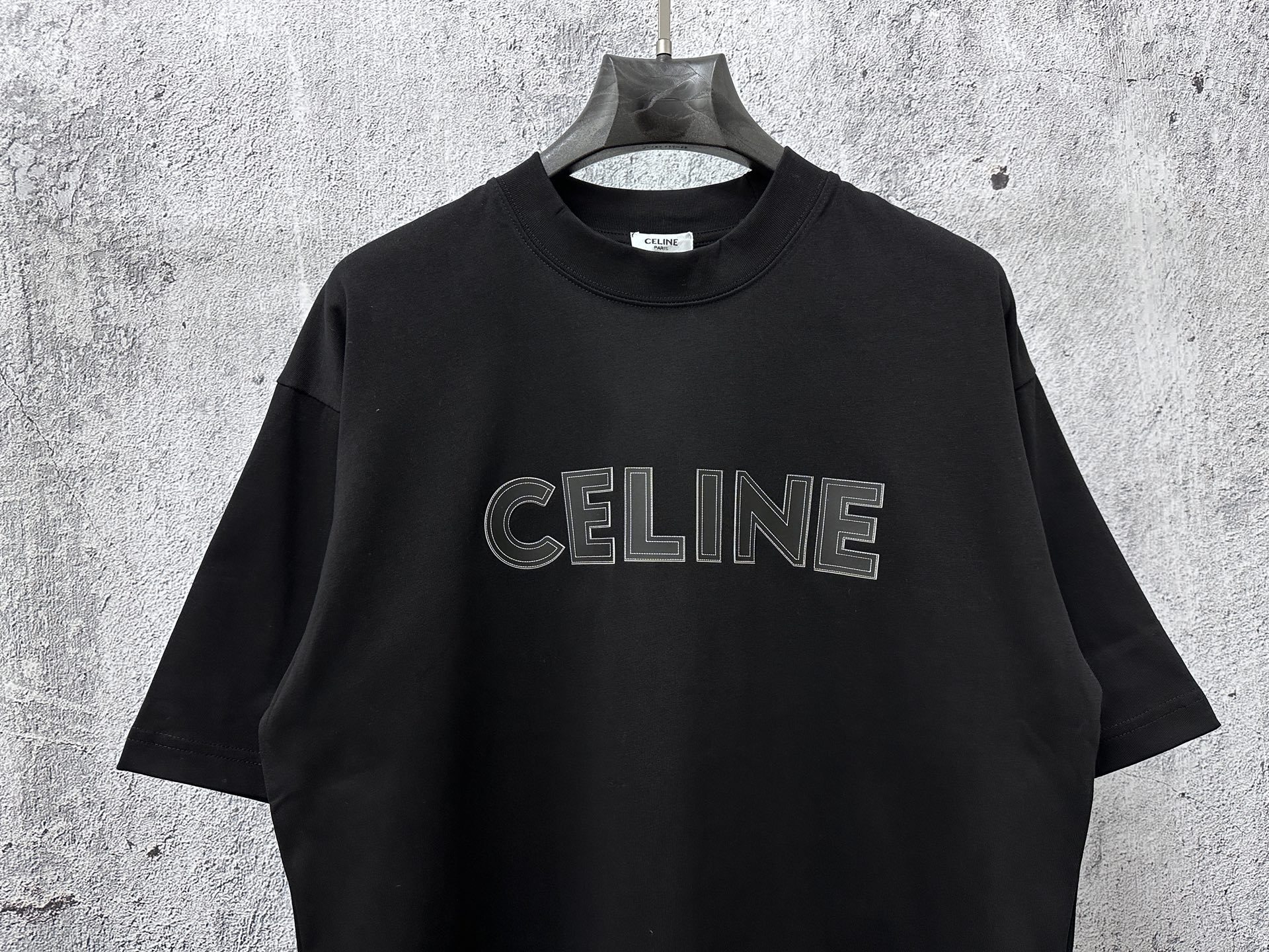 P100
【CELINE】赛琳字母logo虚线发泡情侣款短袖T恤
采用高成本280克双股双纱纯棉面料 
厚实挺阔 立体os剪裁版型 
时尚百搭 网红同款 匠心款 简约中透漏着时尚的气息 男女同款
原版主麦水洗吊牌防潮纸包装👍
颜色：黑色 白色
尺码：XS-L