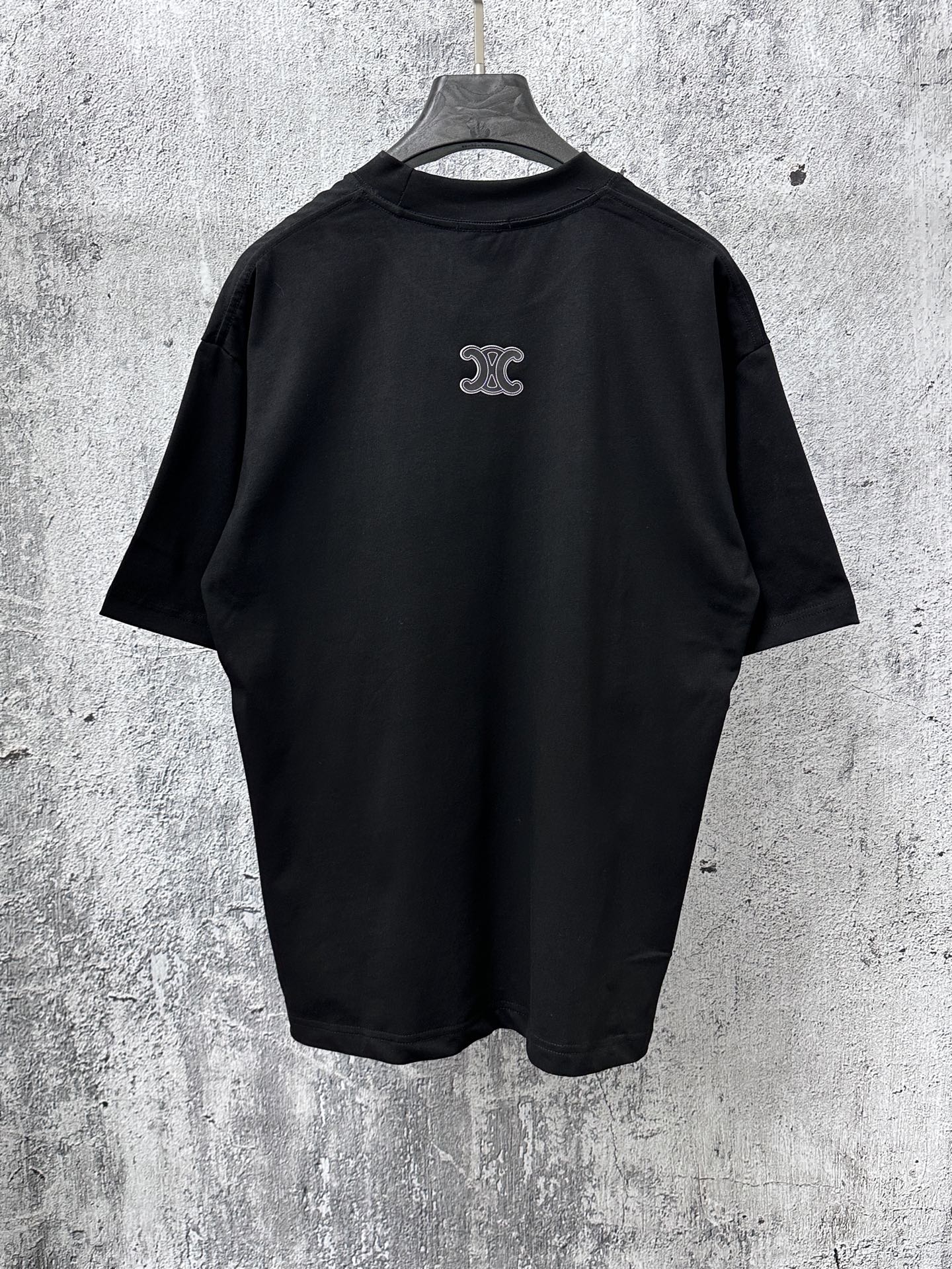 P100
【CELINE】赛琳字母logo虚线发泡情侣款短袖T恤
采用高成本280克双股双纱纯棉面料 
厚实挺阔 立体os剪裁版型 
时尚百搭 网红同款 匠心款 简约中透漏着时尚的气息 男女同款
原版主麦水洗吊牌防潮纸包装👍
颜色：黑色 白色
尺码：XS-L