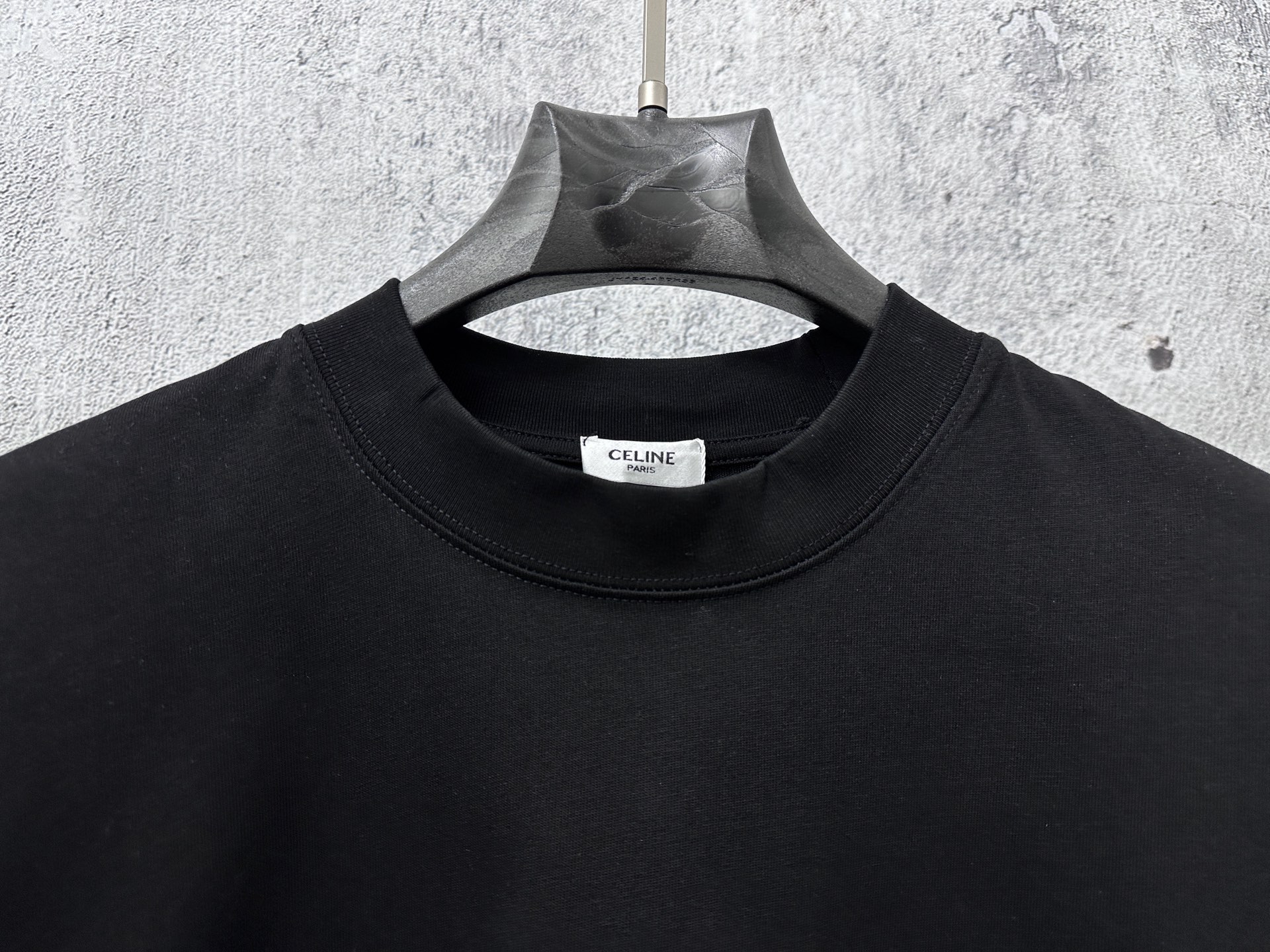P100
【CELINE】赛琳字母logo虚线发泡情侣款短袖T恤
采用高成本280克双股双纱纯棉面料 
厚实挺阔 立体os剪裁版型 
时尚百搭 网红同款 匠心款 简约中透漏着时尚的气息 男女同款
原版主麦水洗吊牌防潮纸包装👍
颜色：黑色 白色
尺码：XS-L