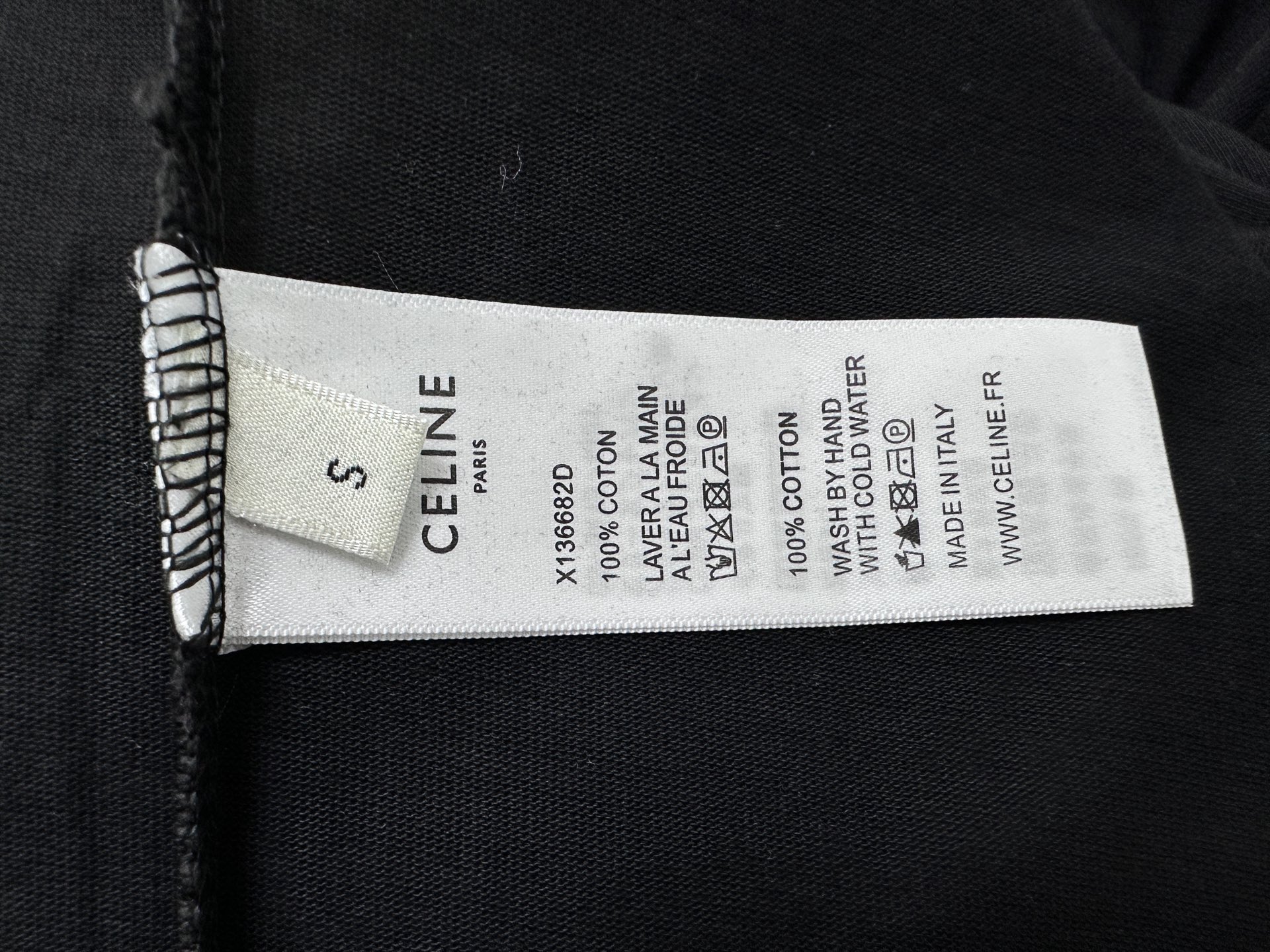 P100
【CELINE】赛琳字母logo虚线发泡情侣款短袖T恤
采用高成本280克双股双纱纯棉面料 
厚实挺阔 立体os剪裁版型 
时尚百搭 网红同款 匠心款 简约中透漏着时尚的气息 男女同款
原版主麦水洗吊牌防潮纸包装👍
颜色：黑色 白色
尺码：XS-L