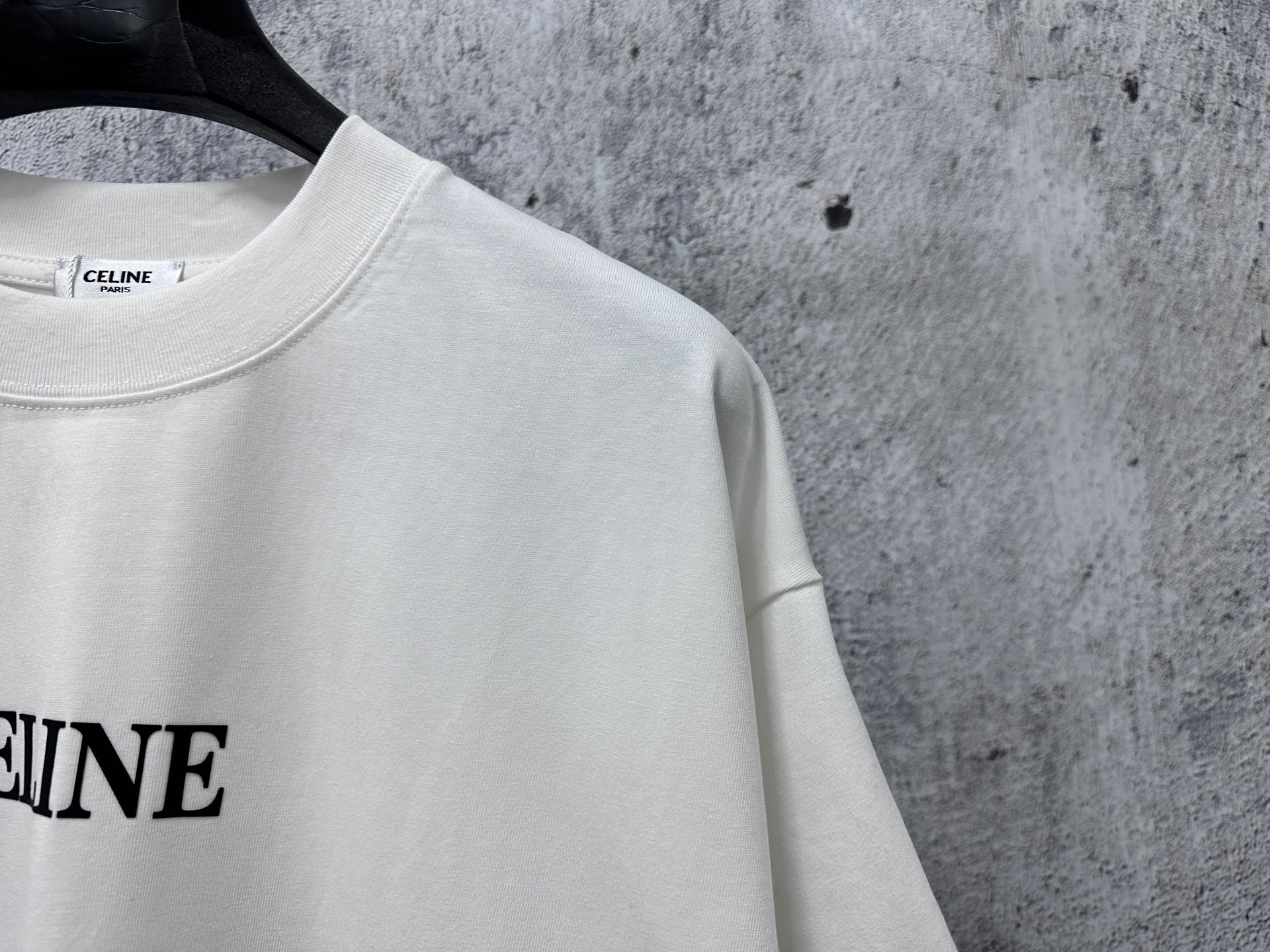 P100
【CELINE】赛琳字母logo胶片情侣款短袖T恤
采用高成本280克双股双纱纯棉面料 
厚实挺阔 立体os剪裁版型 
时尚百搭 网红同款 匠心款 简约中透漏着时尚的气息 男女同款
原版主麦水洗吊牌防潮纸包装👍
颜色：黑色 白色
尺码：XS-L