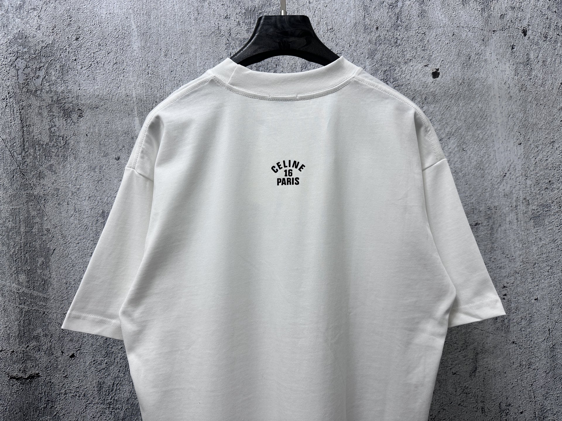 P100
【CELINE】赛琳字母logo胶片情侣款短袖T恤
采用高成本280克双股双纱纯棉面料 
厚实挺阔 立体os剪裁版型 
时尚百搭 网红同款 匠心款 简约中透漏着时尚的气息 男女同款
原版主麦水洗吊牌防潮纸包装👍
颜色：黑色 白色
尺码：XS-L