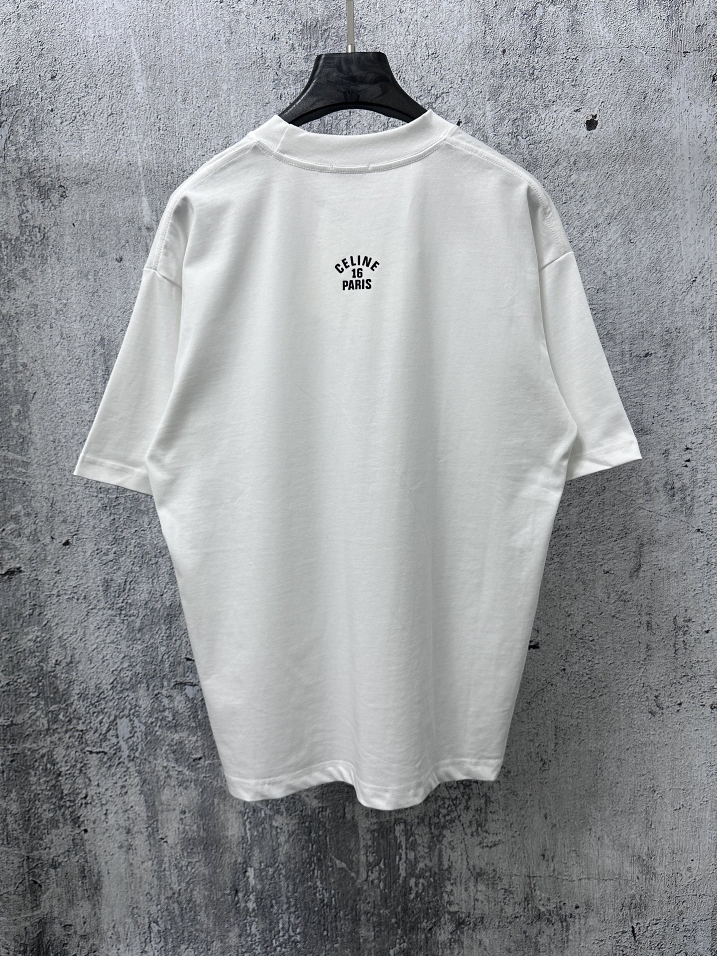 P100
【CELINE】赛琳字母logo胶片情侣款短袖T恤
采用高成本280克双股双纱纯棉面料 
厚实挺阔 立体os剪裁版型 
时尚百搭 网红同款 匠心款 简约中透漏着时尚的气息 男女同款
原版主麦水洗吊牌防潮纸包装👍
颜色：黑色 白色
尺码：XS-L