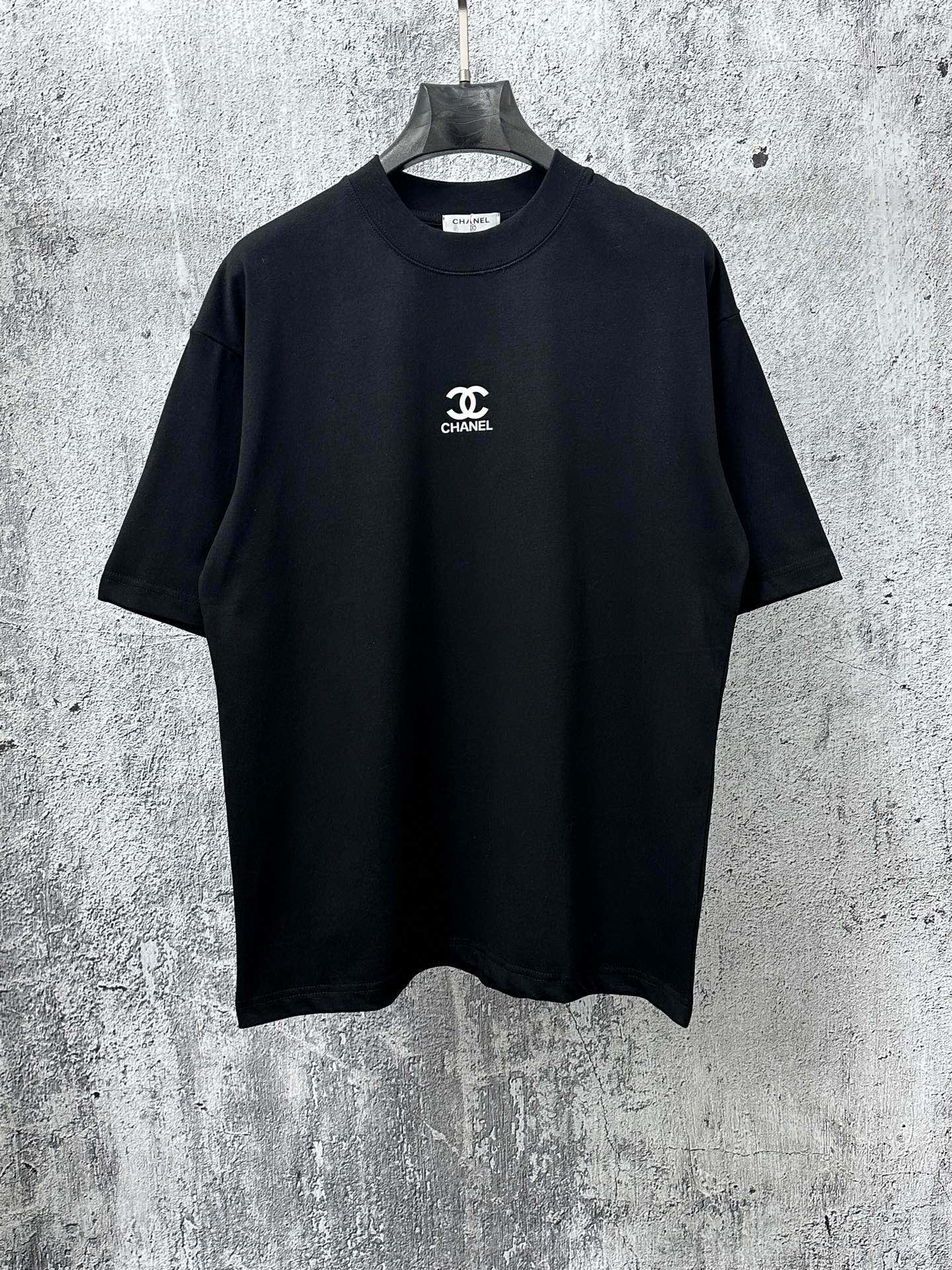 NO:732538,[CHanel] Chanel laminated logo couple short-sleeved T-shirt. The fabric is 260g double sand pure cotton. It feels very comfortable, fashionable and personalized. It is a very versatile and good-looking T-shirt. It is very suitable for both men and women. It is a must-have for everyone. Packaging, tag, collar label, washed wheat, complete, color black, white, size XS-L,,chanel,chanel,T-shirt,tees,t-shirt,19860909【CHanel】香奈儿压胶logo情侣款短袖T恤 面料260g双沙纯棉 手感非常舒服 时尚又个性 超级百搭好看的一款T恤 男女都非常合适 人手必备款 包装 吊牌 领标 水洗麦 齐全 颜色黑色、白色 尺码XS- L,,chanel,chanel,T-shirt,tees，t-shirt,,Men's clothing