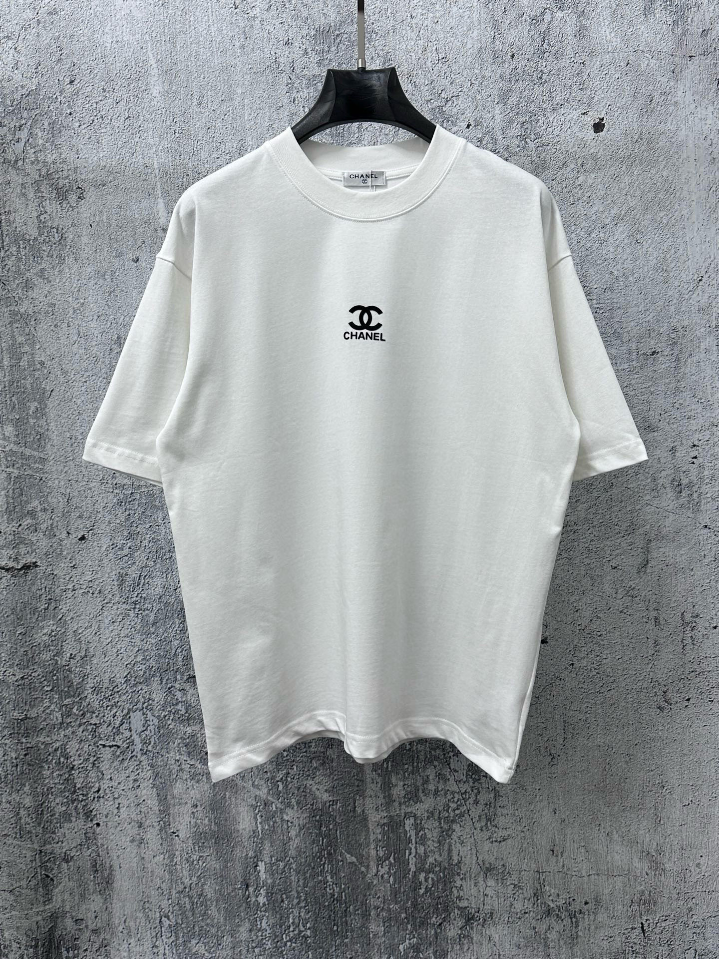 NO:732542,[CHanel] Chanel presser foot logo couple's short-sleeved T-shirt. The fabric is 260g double sand pure cotton. It feels very comfortable, fashionable and personalized. It is a super versatile and good-looking T-shirt. It is very suitable for both men and women. It is a must-have for everyone. Packaging, tag, collar label, washed wheat, complete, color black, white, size XS-L,,chanel,chanel,T-shirt,tees,t-shirt,19860909【CHanel】香奈儿压脚logo情侣款短袖T恤 面料260g双沙纯棉 手感非常舒服 时尚又个性 超级百搭好看的一款T恤 男女都非常合适 人手必备款 包装 吊牌 领标 水洗麦 齐全 颜色黑色、白色 尺码XS- L,,chanel,chanel,T-shirt,tees，t-shirt,,Men's clothing