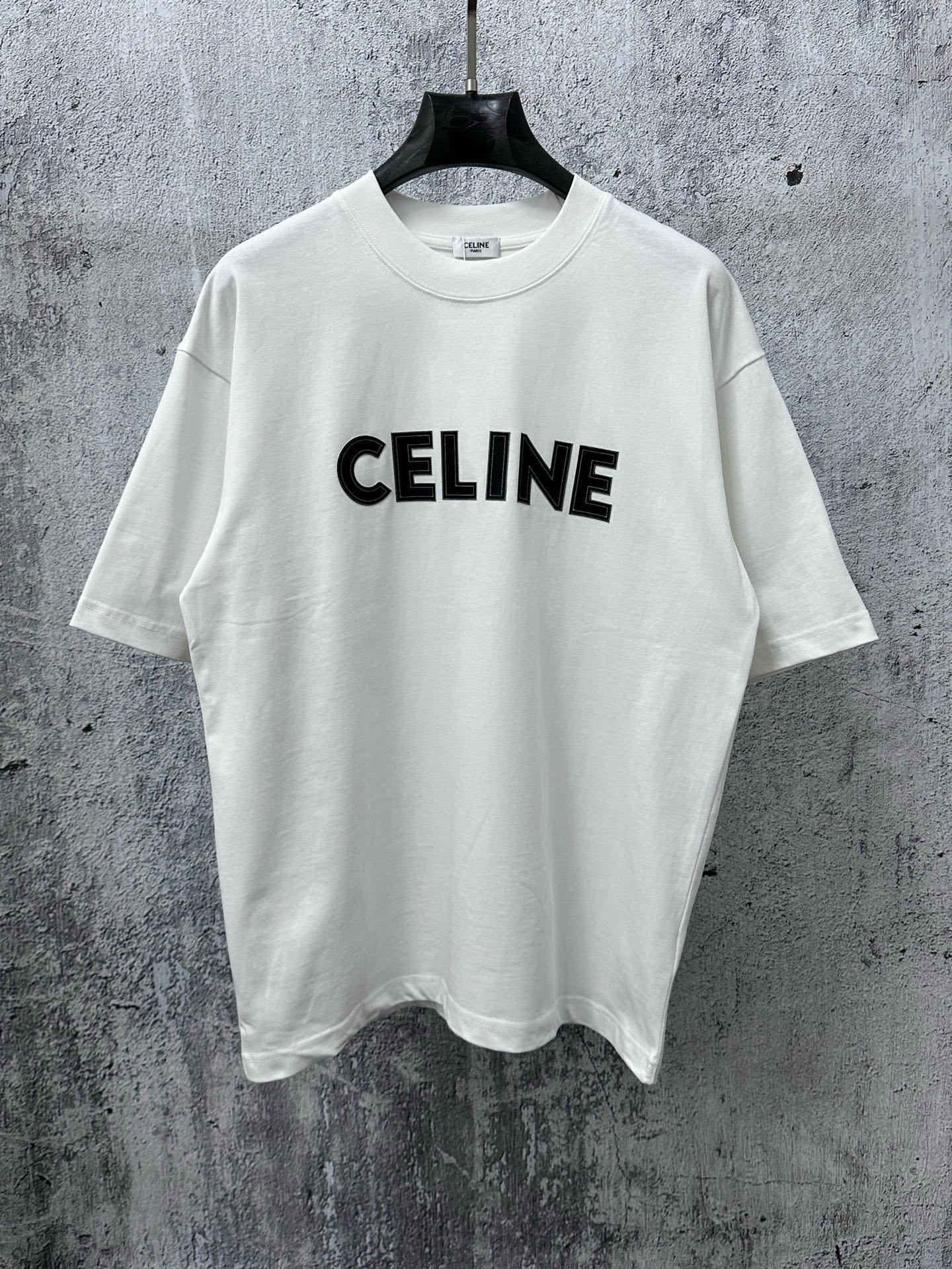 NO:732486,[CELINE] Celine letter logo dotted line foaming couple style short-sleeved T-shirt. Made of high-cost 2g double-stranded double yarn pure cotton fabric. Thick and wide. Three-dimensional os tailoring version. Fashionable and versatile. Internet celebrity style. Ingenious style. Simplicity reveals a fashionable atmosphere. Same style for men and women. Original main wheat washed tag moisture-proof paper packaging. Color black white. Size XS-L,,celine,celine,T-shirt,tees,t-shirt,19860909【CELINE】赛琳字母logo虚线发泡情侣款短袖T恤 采用高成本2克双股双纱纯棉面料 厚实挺阔 立体os剪裁版型 时尚百搭 网红同款 匠心款 简约中透漏着时尚的气息 男女同款 原版主麦水洗吊牌防潮纸包装 颜色黑色 白色 尺码XS-L,,celine,celine,T-shirt,tees，t-shirt,,Men's clothing