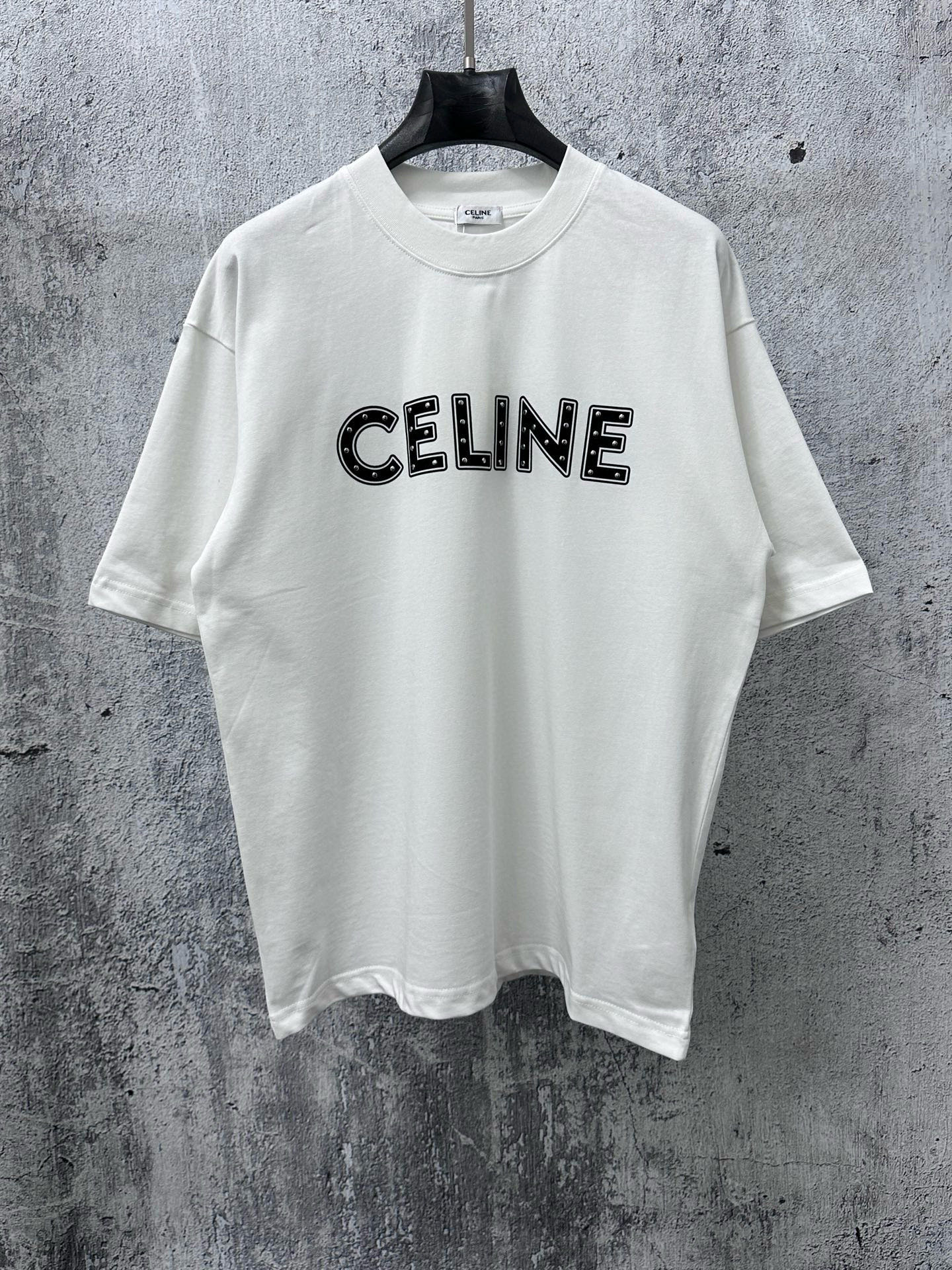 NO:732492,[CELINE] Celine letter logo rivet coupler style short-sleeved T-shirt. Made of high-cost 2g double-ply double-yarn pure cotton fabric. Thick and wide. Three-dimensional os tailoring. Fashionable and versatile. Internet celebrity style. Ingenious style. Simplicity reveals a fashionable atmosphere. Same style for men and women. Original main wheat washed tag moisture-proof paper packaging. Color black white. Size XS-L,,celine,celine,T-shirt,tees,t-shirt,19860909【CELINE】赛琳字母logo柳钉情侣款短袖T恤 采用高成本2克双股双纱纯棉面料 厚实挺阔 立体os剪裁版型 时尚百搭 网红同款 匠心款 简约中透漏着时尚的气息 男女同款 原版主麦水洗吊牌防潮纸包装 颜色黑色 白色 尺码XS-L,,celine,celine,T-shirt,tees，t-shirt,,Men's clothing