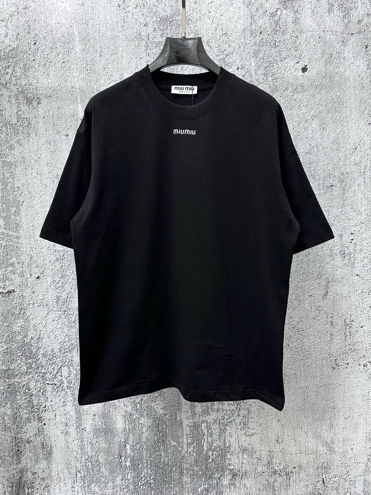 NO:732504,19860909【Miu Miu】谬谬新款字母T恤男女同款 采用260g双沙棉 简洁线条上脱颖而出,这要归功于其标志性.凭借其精致、简约的风格,不分性别衣柜中的必备单品. 颜色黑 白 尺码XS-L,,miumiu,tees，t-shirt,,Men's clothing