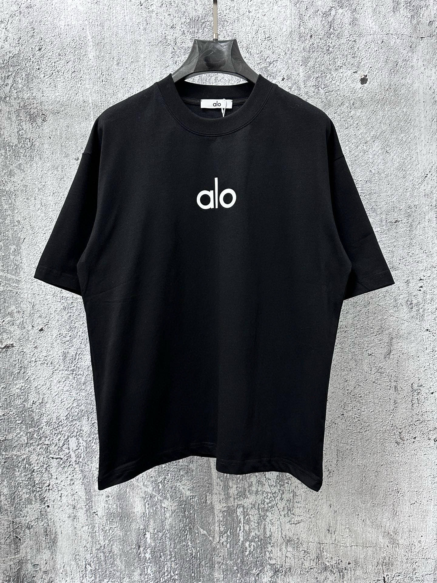 NO:732510,ALO 25ss new laminated letter T-shirt is made of 260g double sand cotton. It stands out with its simple lines, thanks to its iconic style. With its refined and simple style, it is a must-have item in any gender-neutral wardrobe. Sizes XS-L, tees, t-shirt,19860909ALO 25ss新款压胶字母T恤 采用260g双沙棉 简洁线条上脱颖而出,这要归功于其标志性.凭借其精致、简约的风格,不分性别衣柜中的必备单品. 尺码XS-L,,tees，t-shirt,,Men's clothing