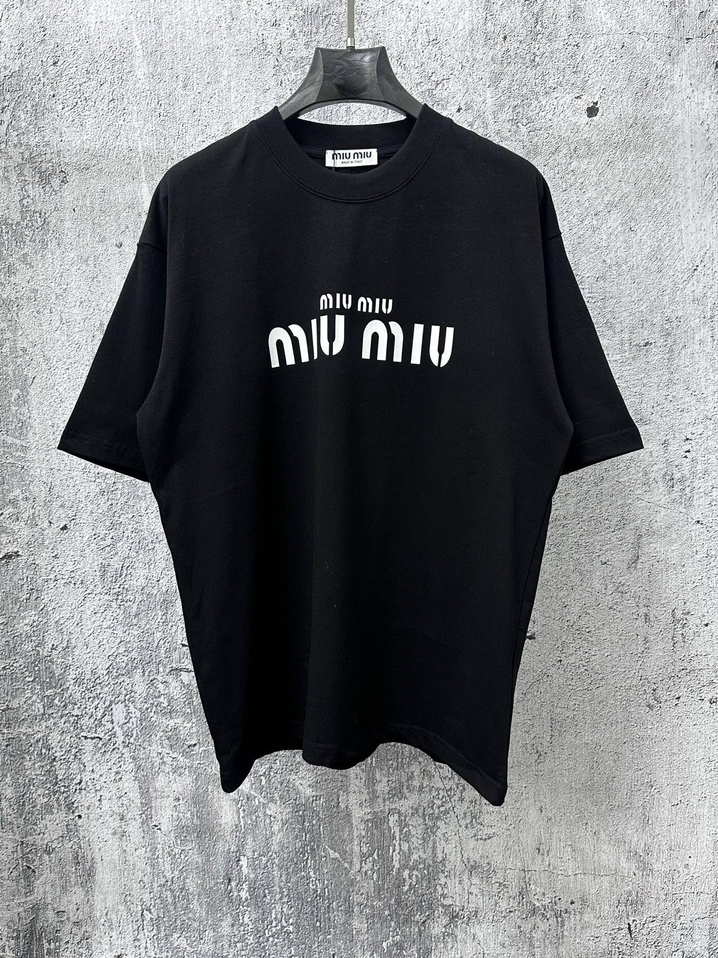 NO:732522,【Miu Miu】Miu Miu 26S new letter T-shirt is made of 260g double sand cotton and stands out with its simple lines, thanks to its iconic style. With its exquisite and simple style, it is a must-have item in any gender-neutral wardrobe. Sizes XS-L,,miumiu,tees,t-shirt,19860909【Miu Miu】谬谬26S新款字母T恤 采用260g双沙棉 简洁线条上脱颖而出,这要归功于其标志性.凭借其精致、简约的风格,不分性别衣柜中的必备单品. 尺码XS-L,,miumiu,tees，t-shirt,,Men's clothing