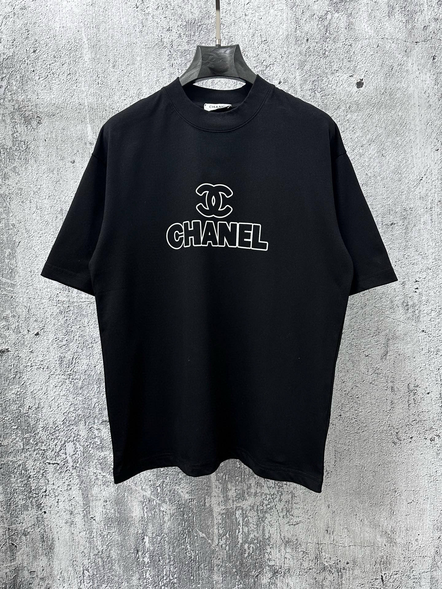 NO:732528,[CHanel] Chanel 26ss logo flocked couple's style short-sleeved T-shirt. The fabric is 260g double sand pure cotton. It feels very comfortable, fashionable and personalized. It is a super versatile and good-looking T-shirt. It is very suitable for both men and women. It is a must-have for everyone. Packaging, tag, collar label, washed wheat, complete color, black, white, size XS-L,,chanel,chanel,T-shirt,tees,t-shirt,19860909【CHanel】香奈儿26ss logo植绒情侣款短袖T恤 面料260g双沙纯棉 手感非常舒服 时尚又个性 超级百搭好看的一款T恤 男女都非常合适 人手必备款 包装 吊牌 领标 水洗麦 齐全 颜色黑色、白色 尺码XS- L,,chanel,chanel,T-shirt,tees，t-shirt,,Men's clothing